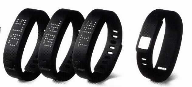 Sog. FITNESS WRISTBAND AQUA TX-42" WATERPROOF BLACK, VPN: 4468, in Form einer Warenzusammenstellung in Aufmachung für den Einzelverkauf, bestehend aus einer zusammengesetzten Ware in Form eines elektronischen Geräts aus einem Li-Ionen-Akkumulator, einem Vibrationsmotor, einem elektronischen Drei-Achsen-Beschleunigungssensor, einer Uhr mit Datumsanzeige und Wecker und einem Bluetooth-Modul in einem Armband aus Kunststoff, mit Bedientaste und 1,10"-LED-Display. Die vom den Charakter aufgrund des Verwendungszwecks bestimmenden Sensor registrierten Bewegungen werden über spezielle Algorhythmen in der Wachphase zur Zählung der Schritte genutzt, Bewegungen in der Schlafphase werden ebenfalls registriert. Darüberhinaus werden die zurückgelegte Distanz sowie der Kalorienverbrauch errechnet. Wecksignale werden über einen Vibrationsmotor ausgelöst. Die Daten werden drahtlos (Bluetooth 4.0) an ein zugewiesenes Smartphone (nicht Gegenstand dieser Auskunft) übermittelt und mittels einer speziellen Applikation ausgewertet und auf dem Display dargestellt, ebenso wie Kalorienverbrauch und andere Parameter. 
Das Fitness-Armband ist mit einem Micro-USB-Ladekabel und einem 3,5 mm-Klinkenkabel sowie mit einer Bedienungsanleitung gemeinsam verpackt. Zur äußeren Form siehe Abbildung in Anlage.
Eine Einreihung in die Codenummer 9031 8038 90 0 kommt nicht in Betracht, weil das Gerät über keine Herzfrequenzmessfunktion verfügt.

Die Ware wird als "anderer Zähler als in der Position 9028 genannt, Schritt- oder Bewegungszähler, anderer als von den Unterpositionen (TARIC) 9029 1000 10 bis 9029 1000 30 erfasst" eingereiht.