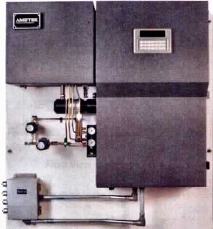 Messgerät, "Model 900 Air Demand Analyzer", mit den Abmessungen 1553,6 x 1117,6 x 306mm und einem Gewicht von 160kg im Wesentlichen bestehend aus einem Gehäuse mit Prozessanschluss, Anzeigeinstrumenten, einer UV-Lichtquelle (Doppelstrahlverfahren), einem Detektor, einem Probenofen sowie einer Auswerteelektronik. Ein Filterrad mit sechs Filtern ermöglicht die Arbeit mit einer Referenz- und fünf Messwellenlängen des UV-Lichtes. Eine Probe des quantitativ zu analysierenden Gases mit bekannter qualitativer Zusammensetzung wird mit UV-Licht mit bekannten Wellenlängen bestrahlt. Dabei wird ein Teil des Lichtes durch das Gas absorbiert, wobei die Menge des absorbierten Lichtes proportional zur Konzentration des Gases ist. Die Absorptionskurve des Gases ist bekannt. Das Gerät dient ausschließlich der quantitativen Gasanalyse von H2S, SO2, CS2, COS, Sv in der chemischen Industrie, wie z.B. in Schwefelrückgewinnungsanlagen (Claus-Verfahren) oder in Koksöfen mit dem Ziel der Prozessüberwachung und -optimierung. Die Konzentration von bis zu fünf Bestandteilen kann gleichzeitig im zum analysierenden Gas bestimmt werden.
Die Ware wird als "elektronisches Gerät für physikalische oder chemische Untersuchungen, als Untersuchungsgerät für Gase oder Rauch" eingereiht.

Abbildung: siehe Anlage