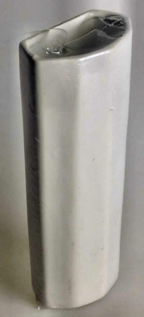 Andere keramische Ware (Verdunstungsbehälter für Heizkörper), sog. Keramik - Flachverdunster,
Art.-Nr.: 52624100, Foto siehe Anlage,
- keramisches Erzeugnis, nach der Formgebung gebrannt, tonmineralhaltiges Material enthaltend,
- lt. Antrag aus Porzellan,
- weiß glasierter, oben offener Verdunstungsbehälter,
- mit einer flachen Rückseite,
- In den Abmessungen: ca. 20,5 cm (Höhe) x 8 cm (Breite),
- am oberen Ende der Rückseite mit einem Loch für die Aufhängevorrichtung,
- mit einer Aufhängevorrichtung aus s-förmig gebogenen Draht aus unedlem Metall,
- dazu bestimmt, an einen Heizungskörper angebracht zu werden, 
- dient dem Verdunsten von Wasser zur Erhöhung der Luftfeuchtigkeit.

"Andere keramische Ware, aus Porzellan"