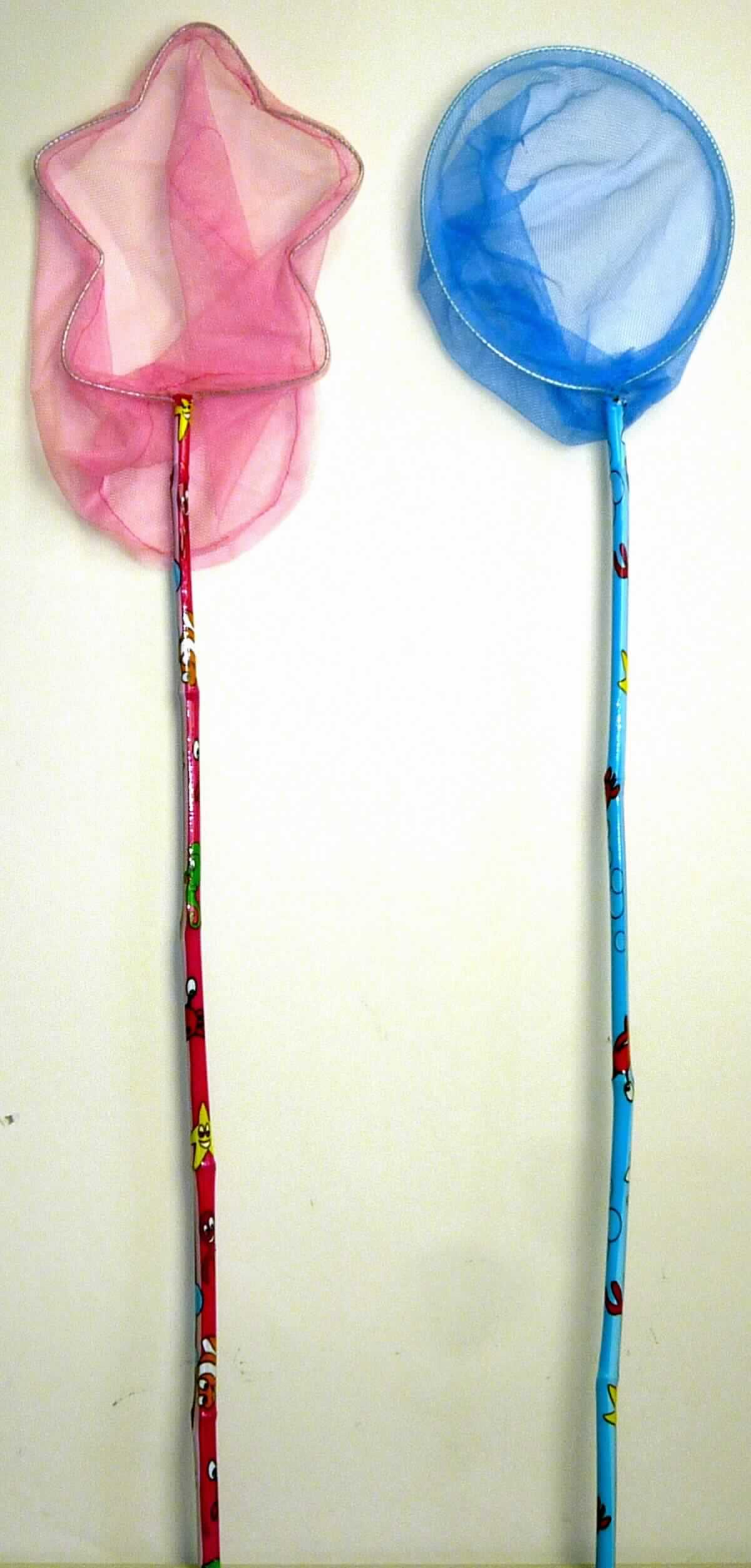Handnetze in Form von zwei "Keschern bunt" (Artikel 20.561), lt. Antragsangaben bestehend aus
- ca. 70 cm langen Stielen aus Bambus, mit farbiger Kunststofffolie umhüllt
- an deren Enden sitzt entweder ein runder Rahmen mit einem Durchmesser von ca. 21 cm oder ein sternförmiger
  Rahmen ca. 23 x 21 cm groß, aus Stahldraht
- daran sind Spinnstoffnetze aus Tüll aus synthetischen Chemiefasern befestigt
- dient zum Einfangen von Tieren, wie z.B. Wassertieren oder Schmetterlingen.

Die Ware wird als "Handnetz zum Landen von Fischen, Schmetterlingsnetze und ähnliche Netze" eingereiht.