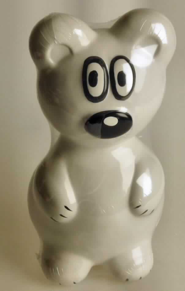 Andere keramische Ware (Verdunstungsbehälter für Heizkörper), sog. Keramik Luftbefeuchter
Teddy, Art.-Nr.: 52619100, Foto siehe Anlage,
- keramisches Erzeugnis, nach der Formgebung gebrannt, tonmineralhaltiges Material enthaltend,
- lt. Antrag aus Porzellan,
- weiß glasierter Verdunstungsbehälter in Form eines stilisierten Bären,
- mit einer flachen Rückseite,
- In den Abmessungen: ca. 24 cm (Höhe) x 11,5 cm (Breite),
- am oberen Ende der Rückseite mit einem Loch für die Aufhängevorrichtung,
- mit einer Aufhängevorrichtung aus s-förmig gebogenen Draht aus unedlem Metall,
- dazu bestimmt, an einen Heizungskörper angebracht zu werden, 
- dient dem Verdunsten von Wasser zur Erhöhung der Luftfeuchtigkeit.

"Andere keramische Ware, aus Porzellan"