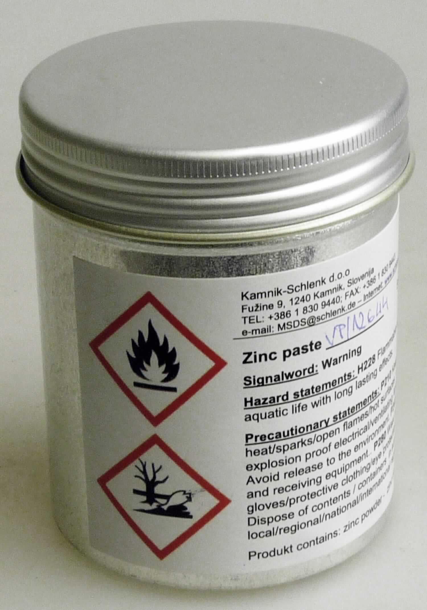Angaben: Zinkpaste; hergestellt durch Naßmahlung von Zinkgrieß; für den Einsatz in Korrosionsschutzlacken (z.B. zum Beschichten von Schrauben im Tauchschleuderverfahren).

Warenbeschreibung: silbergraue, glänzende, kugelförmig-pastöse, nach organischen Lösungsmitteln riechende Masse
  
Befund: Pigmente (einschließlich Metallpulver und -flitter), in nicht wässrigen Medien dispergiert, pastenförmig, von der zum Herstellen von Anstrichfarben verwendeten Art, auf der Grundlage von Zinkpulver