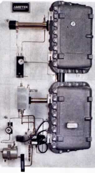 Messgerät, "Model 933 H2S Analyzer", mit den Abmessungen 1185 x 780 x 254mm und einem Gewicht von 145kg im Wesentlichen bestehend aus einem Gehäuse mit Prozessanschluss, einer UV-Lichtquelle (Doppelstrahlverfahren), einem Detektor, einer Elutionschromatographiekolonne sowie einer Auswerteelektronik. Eine Probe des quantitativ zu analysierenden Gases mit bekannter qualitativer Zusammensetzung wird mit UV-Licht mit bekannten Wellenlängen bestrahlt. Dabei wird ein Teil des Lichtes durch das Gas absorbiert, wobei die Menge des absorbierten Lichtes proportional zur Konzentration des Gases ist. Die Absorptionskurve des Gases ist bekannt. Das Gerät dient ausschließlich der quantitativen Gasanalyse von H2S, COS und MeSH in der chemischen Industrie, wie z.B. im Süßungsverfahren  oder der Produktion von synthetischem Erdgas mit dem Ziel der Prozessüberwachung und -optimierung.
Die Ware wird als "elektronisches Gerät für physikalische oder chemische Untersuchungen, als Untersuchungsgerät für Gase oder Rauch" eingereiht.

Abbildung: siehe Anlage