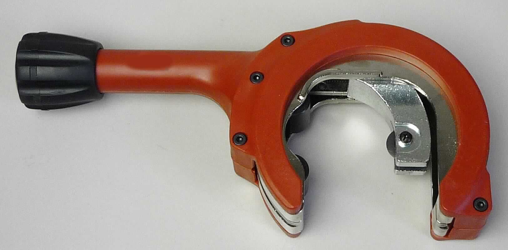"Auspuff-Rohrabschneider";

- mit freiem Arm zu handhabendes, annähernd C-förmiges Erzeugnis mit Griff

- an einem Ende mit zwei innenliegenden Rollen sowie am anderen Ende mit einem Schneidrad 
  aus unedlem Metall versehen

- um das Schneidrad in der Höhe für den entsprechend zu schneidenden Durchmesser des 
  Rohres zu verstellen, muss an der Unterseite des Griffs gedreht werden; damit können Metallrohre 
  mit einem Durchmesser zwischen 28 und 67 mm geschnitten werden

- ist ein Rohr ein- und das Schneidrad an der gewünschten Stelle angelegt, kann die Unterseite 
  des Griffs etwas nach unten gezogen werden wodurch der Rohrabschneider ähnlich 
  einer Ratsche verwendet werden kann

- in einem bedruckten Pappkarton aufgemacht 

Abbildung siehe Anlage.

Derartige Erzeugnisse gehören als "Rohrschneider, mit arbeitendem Teil aus unedlem Metall" zum TARIC-Code 8203 4000 00.