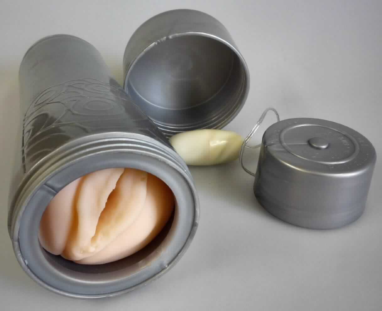 Sog. lebensechte Verwöhn-Muschi mit Massagenoppen inklusive Vibro-Ei, bestehend aus einem annähernd zylindrischen Kunststoffgehäuse (aus ABS, 27 cm hoch) mit abschraubbaren Deckeln oben und unten, oben als Zugang zur integrierten Nachbildung einer Vagina aus thermoplastischem Elastomer, unten als Zugang zum Batteriefach für zwei AA-Batterien, mit über Kabel angeschlossener eiförmiger Vibrationseinheit, die in das hintere Ende der Vagina-Nachbildung eingesetzt ist. Über einen Druckknopf am Batteriefachdeckel wird das Vibrationsgerät in Gang gesetzt. Es dient der erotischen Vibrationsmassage.
Die Ware ist mit Gebrauchsanleitung in einem bedruckten Karton verpackt.
Zur äußeren Form siehe Abbildung in Anlage.

Die Ware wird als "elektrisches Vibrationsmassagegerät" eingereiht.