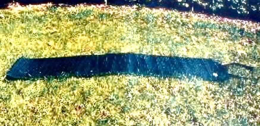 Luftmatratze, sog. Isomatte (Art. 20.395), siehe Foto,
- aus 0,3 mm dicken, strapazierfähigen, einfarbigen, einseitig (Innenseite) mit einer geprägten Kunststofffolie
  überzogenen Geweben der Position 5903,
- in den Abmessungen 180 cm x 50 x 2,5 cm,
- durch Zusammenkleben an den Rändern konfektioniert,
- mit einer losen Innenlage aus ca. 2 cm dickem Schaumkunststoff gepolstert,
- mit einem Kunststoffventil; beim Öffnen des Ventils füllt sich die Matte selbstständig mit Luft,
- an einer kurzen Seite mit zwei mittels Nieten aus unedlem Metall befestigten Gewebebändern,
  die an den Enden mit jeweils einem Klettverschluss und einer Schnalle aus Kunststoff zum Fixieren
  der zusammengerollten Matte ausgestattet sind,
- im Hinblick auf den Umfang und die Verwendung (besonders strapazierfähiges Gewebe) bestimmen die 
  Gewebe der Position 5903 den Charakter der Ware,
- wird in zusammengerolltem Zustand in einem Spinnstoffbeutel mit Tunnelzug verpackt und aufbewahrt.

"Campingausrüstung (Luftmatratze)"