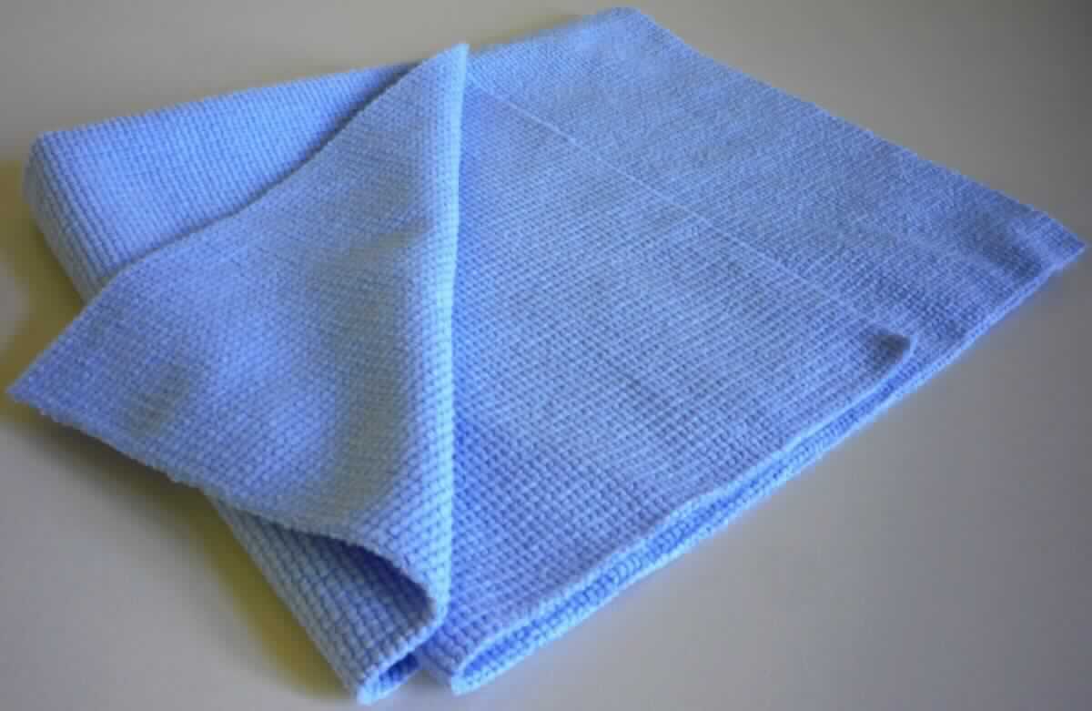 Schlingengewirke, sog. Reinigungstuch, Foto siehe Anlage,
- annähernd quadratisch zuschnitten, in den Abmessungen von ca. 40 cm x 41 cm,
- aus einem einfarbigen Schlingengewirke aus laut Antrag 80 % Polyester und 20 % Polyamid (beides synthetische 
  Chemiefasern),
- kein Hochflorerzeugnis,
- stellt sich nicht als konfektioniert dar, damit kein Reinigungstuch der Position 6307.
  
"Schlingengewirke aus Chemiefasern"