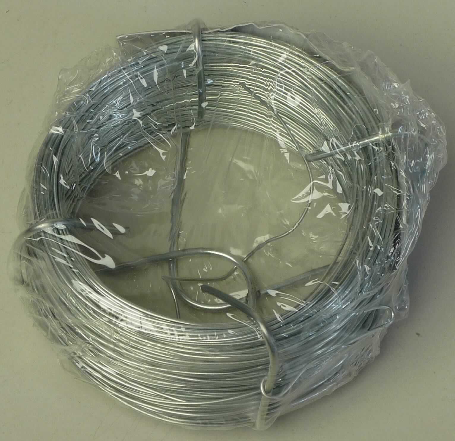 Draht aus nicht legierten Stahl; Bindedraht

Bei der Ware handelt es sich um einen verzinkten Draht, mit einem Durchmesser von ca. 0,7 mm und einer Länge von 50 Meter, aufgewickelt auf einer Spule. Nach den Angaben besteht der Draht aus nicht legierten Stahl mit einem Kohlenstoffgehalt von 0,42 % - 0,5 %.

Handelsform: einzeln in Kunststofffolie eingeschweißt

Die Ware ist als Draht aus nicht legiertem Stahl, verzinkt, mit einem Kohlenstoffgehalt von 0,25 GHT oder mehr, jedoch weniger als 0,6 GHT, in den TARIC-Code 7217 2050 00 einzureihen.