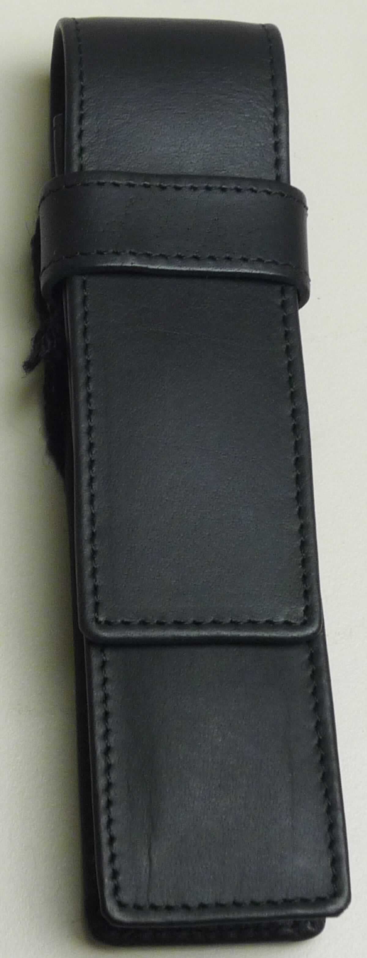 Ähnliches Behältnis aus Leder, sog. Etui für Schreibgeräte, Foto siehe Anlage,
- mit einer Außenseite aus lt. Antrag Leder,
- in den Abmessungen: ca. 14,5 cm (Höhe) x 2 cm (Tiefe) x 3,5 cm (Breite),
- mit einer die Vorderseite zu zwei Dritteln bedeckenden Überschlagklappe, mittels einer Lasche zu verschließen,
- ungefüllt,
- innen mit einem Trennsteg ausgestattet,
- zum Einstecken von Schreibgeräten,
- ohne Hinweise auf Handarbeit,
- verpackt in einer handelsüblichen Hülle aus Vliesstoffen.

"Ähnliches Behältnis aus Leder, Etui für Stifte, nicht handgearbeitet."