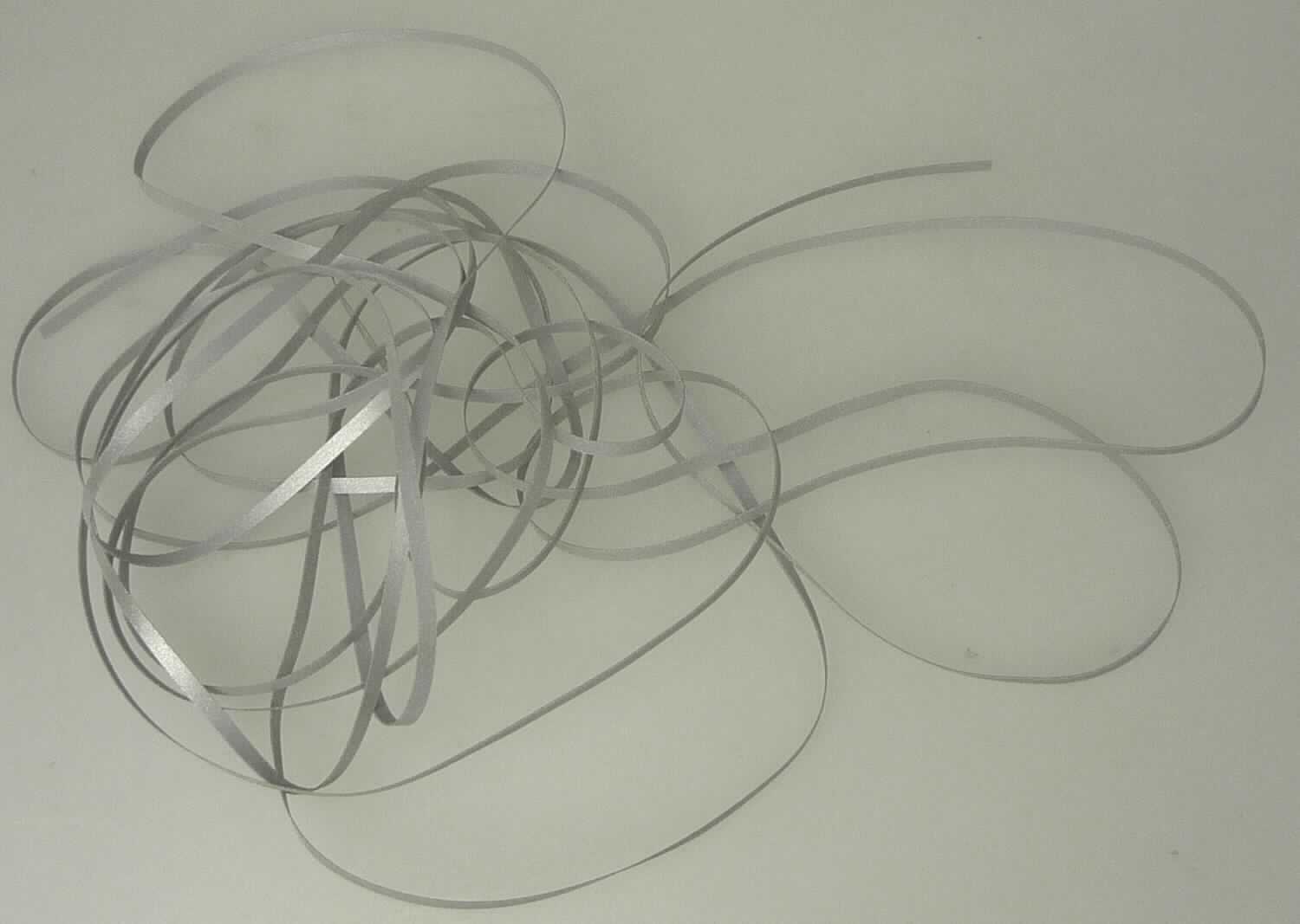 Überzogener Streifen der Position 5404, sog. Polyethylenterephthalat, Foto siehe Anlage,
- als Meterware, 
- augenscheinlich aus einem Streifen aus synthetischer Spinnmasse (laut Antrag aus Polyethylenterephthalat) 
  mit einer Breite von ca. 2 mm (Streifen der Position 5404),
- beidseitig mit dem bloßen Auge wahrnehmbar mit Kunststoff (Klebeschicht) überzogen und mit metallisierten 
  Glaskugeln versehen.

"Streifen der Position 5404, mit Kunststoff überzogen, aus synthetischer Spinnmasse"