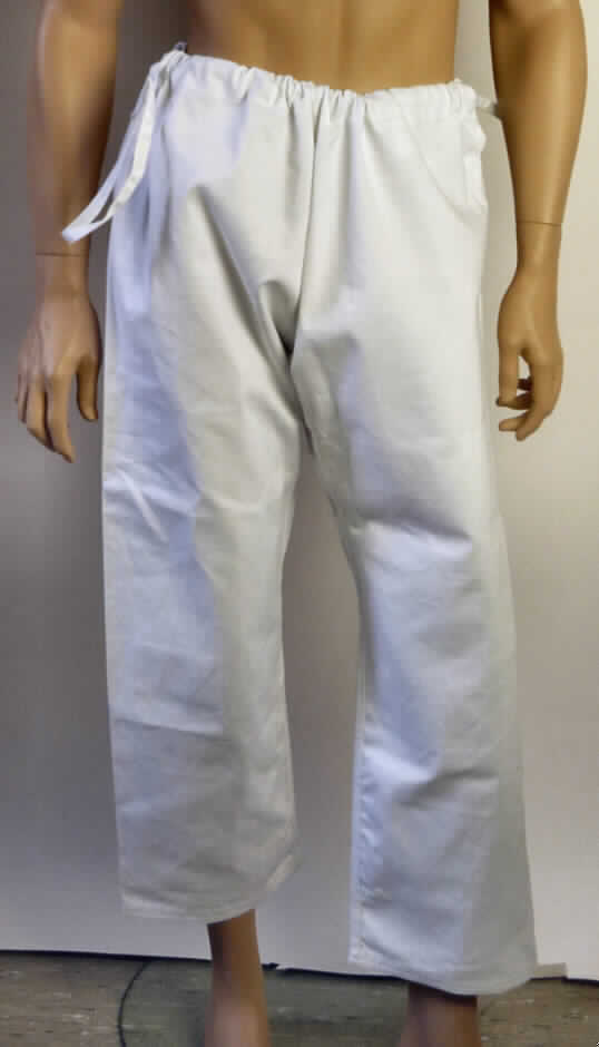 Lange Hose, sog. Judo Hose, Artikel 4003227, Größe 160, Foto siehe Anlage,
- aus etwa 0,5 mm dicken, einfarbigen (weißen) Geweben aus laut Antrag 100% Baumwolle,
- in der Taille abschließend; mit einem etwa 3,5 cm breiten Taillenbund mit Zugband,
-- hinten mit einer Gürtelschlaufe,
-- mit etwa 8 cm langen Seitenschlitzen, die u. a. als Öffnung für das Zugband dienen,
- hinten unterhalb des Taillenbunds mit einem aufgenähten Etikett mit einem Firmenlogo sowie mit
  einem angenähten Textilkennzeichnungs-Etikett,
- vorn ohne Öffnung und ohne Verschluss; ohne Hinweise auf den Trägerkreis (unisex),
- mit knöchellangen Hosenbeinen,
- an den Beinabschlüssen durch Umschlagen und Festnähen gesäumt,
- u. a. aufgrund des Verwendungszwecks (als Judo-Hose) keine Arbeitskleidung.

"Lange Hose, aus Geweben, für Frauen, aus Baumwolle, andere als solche der Unterpositionen
 6204 6211 bis 6204 6233, nicht nach dem Batik-Verfahren handbedruckt"
