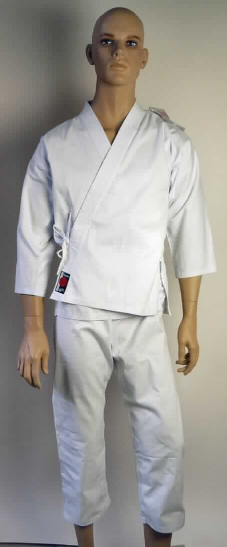 Zusammenstellung aus einem Oberteil und einer langen Hose, sog. Karate Anzug, Artikel 73604,
Größe 140, Foto siehe Anlage,
- gemeinsam zur Befriedigung eines speziellen Bedarf in einem Polybeutel für den Einzelverkauf
  aufgemacht,
- Oberteil und Hose aus etwa 0,5 mm dicken, einfarbigen (weißen) Geweben aus laut Antrag
  100% Baumwolle,
- getrennte Einreihung von Oberteil und Hose, da das Oberteil (über den halben Oberschenkel
  hinaus reichend, somit kein Kleidungsstück zum Bedecken des Oberkörpers) und die Hose
  weder eine Kombination noch einen Trainingsanzug bilden und somit nicht zusammen in eine
  Position eingereiht werden dürfen,
- lange Hose:
-- in der Taille abschließend; mit einem etwa 4,5 cm breiten Taillenbund mit Kordelzug,
-- vorn unterhalb der Taille mit einem aufgenähten Etikett mit Logos und Schriftzeichen,
-- ohne Öffnung und ohne Verschluss; ohne Hinweise auf den Trägerkreis (unisex),
-- mit erweiterndem Einsatz im Schritt,
-- weit geschnitten,
-- mit knöchellangen Hosenbeinen,
-- an den Beinabschlüssen durch Umschlagen und Festnähen gesäumt,
-- aufgrund des Verwendungszwecks (Karate) und der Größe keine Arbeitskleidung.

"Lange Hose, aus Geweben, für Mädchen, aus Baumwolle, andere als solche der Unterpositionen
 6204 6211 bis 6204 6233, nicht nach dem Batik-Verfahren handbedruckt"