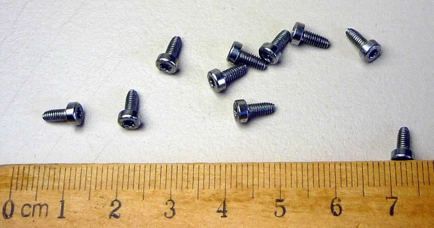 Es handelt sich um aus Stahl (kein nicht rostender Stahl) gefertigte Schrauben mit zylindrischem Kopf mit Innensechsrund (Torx; geschützte Marke) und mit einem bis zum Kopf reichenden, metrischen Gewinde (M 2,5) mit stumpfen Gewindeende.
Mit einer Gesamtlänge von ca. 8 mm.
-Antragstellerangaben-

Abbildung siehe Anlage.

Derartige Erzeugnisse gehören als "andere (als in den Codenummern 7318 1100 00 0 - 7318 1590 81 0 genannte) Schrauben aus Stahl, mit Gewinde, mit Kopf" zur Codenummer 7318 1590 91 0 des Zolltarifs.