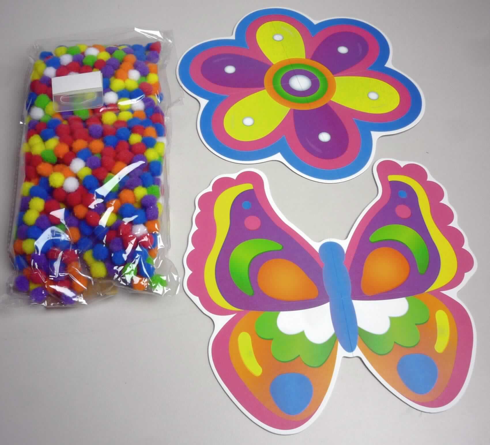 Pompons, sog. Pom Pom Pictures: Butterfly Garden, Foto siehe Anlage,
- Warenzusammenstellung, lt. Antrag bestehend aus 800 Pompons, zwei selbstklebenden Zuschnitten aus Pappe
  sowie zwei Aufhängevorrichtungen aus Kunststoff, 
- gemeinsam in einem bedruckten Pappkarton für den Einzelverkauf aufgemacht und zur Befriedigung eines 
  speziellen Bedarfs zusammengestellt,
- Pompons:
-- in verschiedenen Farben vorliegend,
-- mit einem Durchmesser von ca. 0,9 cm,
-- aus kurzen Garnstücken aus Spinnstoffen, die in der Mitte nur an einer Stelle abgebunden sind und nach 
   allen Richtungen abstehen,
- Zuschnitte aus Pappe:
-- in der Form eines stilisierten Schmetterlings (Abmessungen: ca. 20,5 cm x 21,5 cm) bzw. einer stilisierten 
   Blüte (Durchmesser: ca. 22,5 cm) gearbeitet,
-- auf der Vorderseite mit einer Klebeschicht und einem Schutzpapier versehen,
- Aufhängevorrichtungen aus Kunststoff:
-- rechteckig; mittig mit einer annähernd ovalen Aussparung versehen,
-- in den Abmessungen: ca. 3,5 cm x 4 cm,
-- auf einer Seite mit einer Klebeschicht und einem Schutzpapier versehen,
- die farbigen Pompons sollen lt. Antrag nach den vorgegebenen Farben auf die selbstklebenden Zuschnitte
  aus Pappe gedrückt werden,
- die Herstellung des Endprodukts stellt sich lediglich als Dekorieren einer gebrauchsfertigen Ware dar, somit 
  handelt es sich nicht um eine spielerische Basteltätigkeit (keine Ware der Position 9503),
- im Hinblick auf den Umfang und den Verwendungszweck verleihen die Pompons der Ware ihren wesentlichen 
  Charakter.

"Pompons"