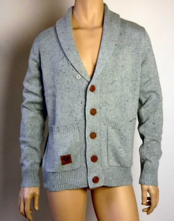 Blouson, sog. Weste Cardigan Princ, Art. RW10520403, Größe M, Foto siehe Anlage,
- aus etwa 2,5 mm dicken, buntgewirkten Gewirken (melierte Garne) aus laut Antrag 50 % Baumwolle 
  sowie 40 % Acryl und 10 % Nylon (beides synthetische Chemiefasern),
- über die Taille reichend (Rückenlänge: etwa 69 cm),
- mit einem Kragen in Art eines Reverskragens,
- mit einer durchgehenden Öffnung mit Knopfverschluss von links über rechts (Männerkleidung),
- mit langen Ärmeln, die mit verengenden, gerippt gewirkten Bündchen ausgestattet sind und über den unteren 
  Rand des Kleidungsstücks hinausreichen,
- vorn mit zwei großen, aufgesetzten Taschen unterhalb der Taille,
- am unteren Rand mit einem verengenden, gerippten gewirkten Bund,
- erfüllt die Merkmale zur Einreihung als Blouson, damit kein Kleidungsstück der Position 6110.

"Blouson aus Gewirken, für Männer, aus Chemiefasern"