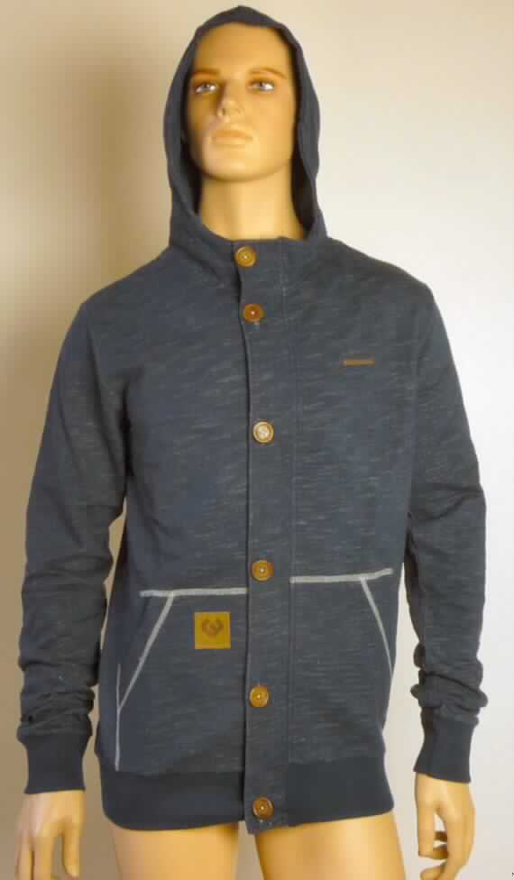 Blouson, sog. Sweatshirt Omega, Art. RW10520510, Größe M, Foto siehe Anlage,
- aus etwa 1,4 mm dicken, buntgewirkten Gewirken aus laut Antrag 60 % Baumwolle und 40 % Polyester 
  (synthetische Chemiefasern),
- über die Taille reichend (Rückenlänge: etwa 73 cm),
- mit einer angesetzten, doppellagig gearbeiteten Kapuze,
- mit einer durchgehenden Öffnung mit Knopfverschluss von links über rechts (Männerkleidung),
- mit langen Ärmeln, die mit verengenden, gerippt gewirkten Bündchen ausgestattet sind und über den unteren 
  Rand des Kleidungsstücks hinausreichen,
- vorn mit zwei großen, aufgesetzten Tasche unterhalb der Taille,
- am unteren Rand mit einem angesetzten, verengenden, gerippten gewirkten Bund,
- erfüllt die Merkmale zur Einreihung als Blouson, damit kein Kleidungsstück der Position 6110.

"Blouson aus Gewirken, für Männer, aus Baumwolle"