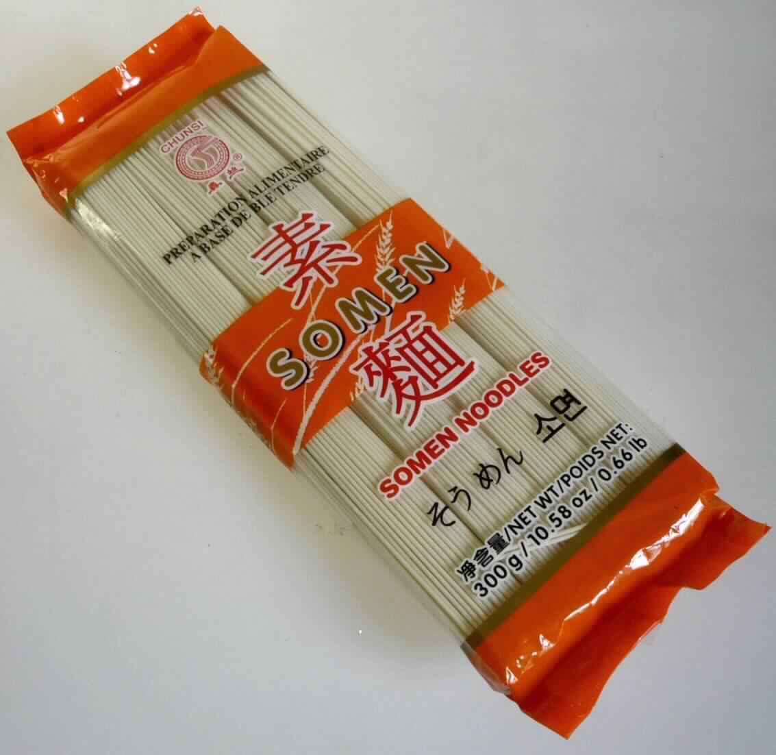 Somen Nudeln

Antragsangaben (auszugsweise):
Chinesische Nudeln: Somen Nudeln; Weichweizen, nicht vorgekocht
Zutaten: Weizenmehl, Wasser, Salz

Beschaffenheit des vorgelegten Warenmusters:
Bunt bedruckter und etikettierter Original-Kunststoffschlauchfolienbeutel; der Aufdruck enthält Angaben zum 
Erzeugnis (Somen Nudeln; 300 g), zu den Zutaten und zur Zubereitung (Nudeln für drei Minuten in kochendem 
Wasser garen); darin weißlich-beigefarbene, längliche, getrocknete Nudeln mit rundem Querschnitt (Länge 
ca. 20 cm; Durchmesser ca. 1 mm).

Eier: nach der Zutatenliste nicht enthalten

Teigwaren, weder gekocht oder gefüllt noch in anderer Weise zubereitet, keine Eier enthaltend, Weichweizenmehl enthaltend, getrocknete Nudeln