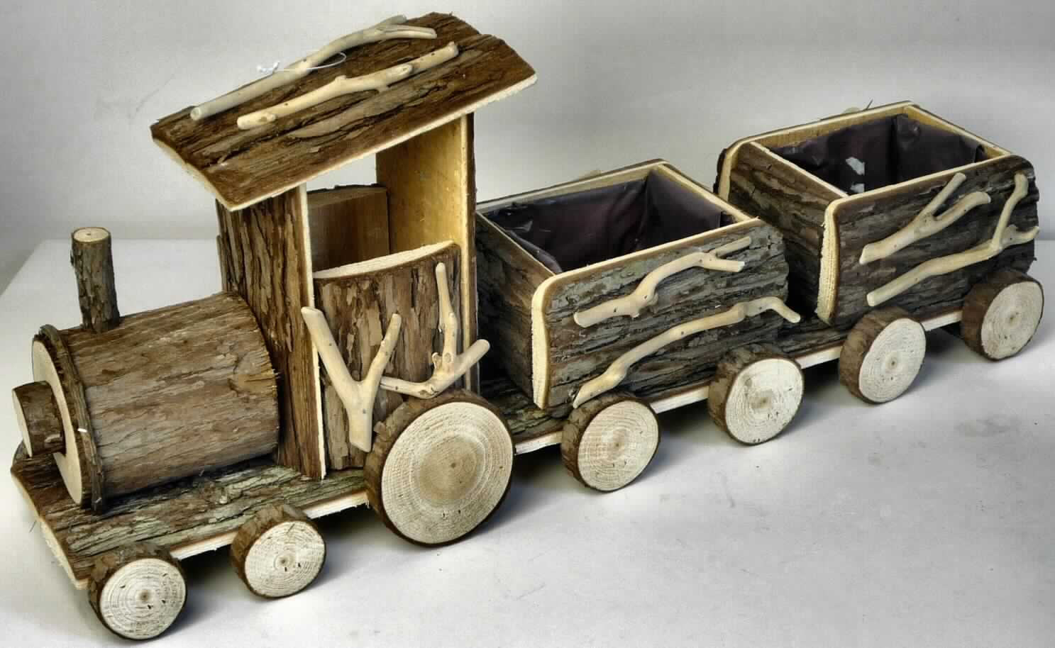 "Holz-Pflanzer Lokomotive", 
- stilisierte Dampflokomotive mit zwei offenen Güterwagons aus Tannenholz mit Rinde (lt. Antragsteller), 
  an den Seiten mit Zweigstückchen verklebt, Abmessungen ca. 61 x 15 x 26 cm), 
- mit unbeweglichen Rädern (kein Spielzeug der Pos 9503),
- Wagons im Innern mit Kunststofffolie ausgekleidet,
- dient als Pflanzgefäß zur Innenausstattung von Räumen.
(Abbildung siehe Anlage)

Der Charakter des Ganzen wird durch das Holz bestimmt.

"Innenausstattungsgegenstand aus Holz, nicht aus tropischem Holz im Sinne der Zusätzlichen Anmerkung 2 zu 
 Kapitel 44 (zusammengesetzte Ware aus Holz -Charakter bestimmend- und Kunststoff); sog. Holz-Pflanzer"
