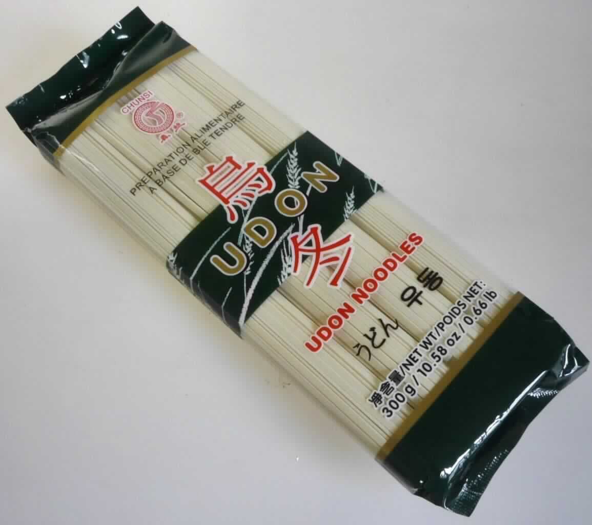 Udon Nudeln

Antragsangaben (auszugsweise):
Chinesische Nudeln: Udon Nudeln; Weichweizen, nicht vorgekocht
Zutaten: Weizenmehl, Wasser, Salz

Beschaffenheit des vorgelegten Warenmusters:
Bunt bedruckter und etikettierter Original-Kunststoffschlauchfolienbeutel; der Aufdruck enthält Angaben zum Erzeugnis (Udon Nudeln; 300 g), zu den Zutaten und zur Zubereitung (Nudeln für 3 Minuten in kochendem Wasser garen); darin hellbeigefarbene, längliche, getrocknete Nudeln mit rechteckigem Querschnitt (Länge ca. 20 cm; Querschnitt ca. 3 mm x 1 mm).

Eier: nach der Zutatenliste nicht enthalten

Teigwaren, weder gekocht oder gefüllt noch in anderer Weise zubereitet, keine Eier enthaltend, Weichweizenmehl enthaltend, getrocknete Nudeln