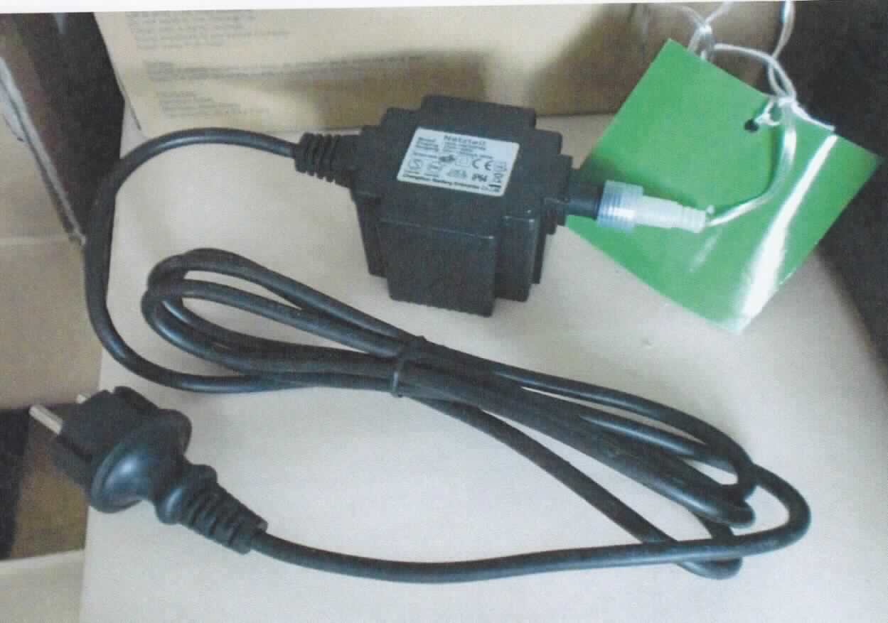 Transformator für LED-Systeme, 
- bestehend aus (mindestens) zwei induktiv gekoppelten Wicklungen auf einem gemeinsamen Kern in einem 
  Kunststoffgehäuse mit integriertem Netzstecker mit einem fest angebrachten Kabel mit einer Länge von ca. 200 
  cm mit Anschlussstück in Form eines Schukosteckers, 
- zum Transformieren einer Eingangswechselspannung von 230 Volt in eine Ausgangswechselspannung von 24 
  Volt und einer Leistung unter einem kVA ( 0,036 kVA),
- in einem Karton aufgemacht.

Das Erzeugnis wird als "elektrischer Transformator, kein Transformator mit Flüssigkeitsisolation, mit einer Leistung von 1 kVA oder weniger, kein Messwandler, nicht für zivile Luftfahrzeuge, nicht von den Taric-Unterpositionen 8504 3180 10 bis 8504 3180 40 erfasst" eingereiht.