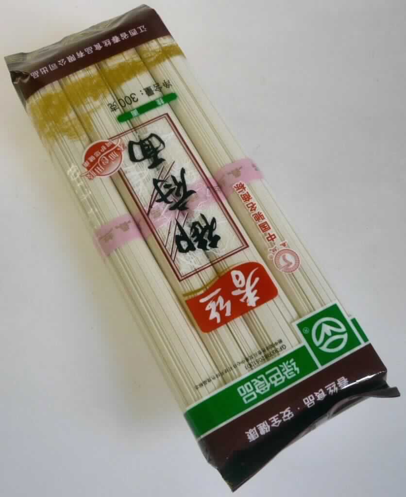 Royal Nudeln

Antragsangaben (auszugsweise):
Chinesische Nudeln: Royal Nudeln; Weichweizen, nicht vorgekocht
Zutaten: Weizenmehl, Wasser, Salz

Beschaffenheit des vorgelegten Warenmusters:
Bunt bedruckter und etikettierter Original-Kunststoffschlauchfolienbeutel; der Aufdruck enthält Angaben zum Erzeugnis (Superfeine Royal Nudeln; 300 g), zu den Zutaten und zur Zubereitung (Nudeln für 4 Minuten in kochendem Wasser garen); darin hellbeigefarbene, längliche, getrocknete Nudeln mit rechteckigem Querschnitt (Länge ca. 20 cm; Querschnitt ca. 3 mm x 1 mm).

Eier: nach der Zutatenliste nicht enthalten
 
Teigwaren, weder gekocht oder gefüllt noch in anderer Weise zubereitet, keine Eier enthaltend, Weichweizenmehl enthaltend, getrocknete Nudeln