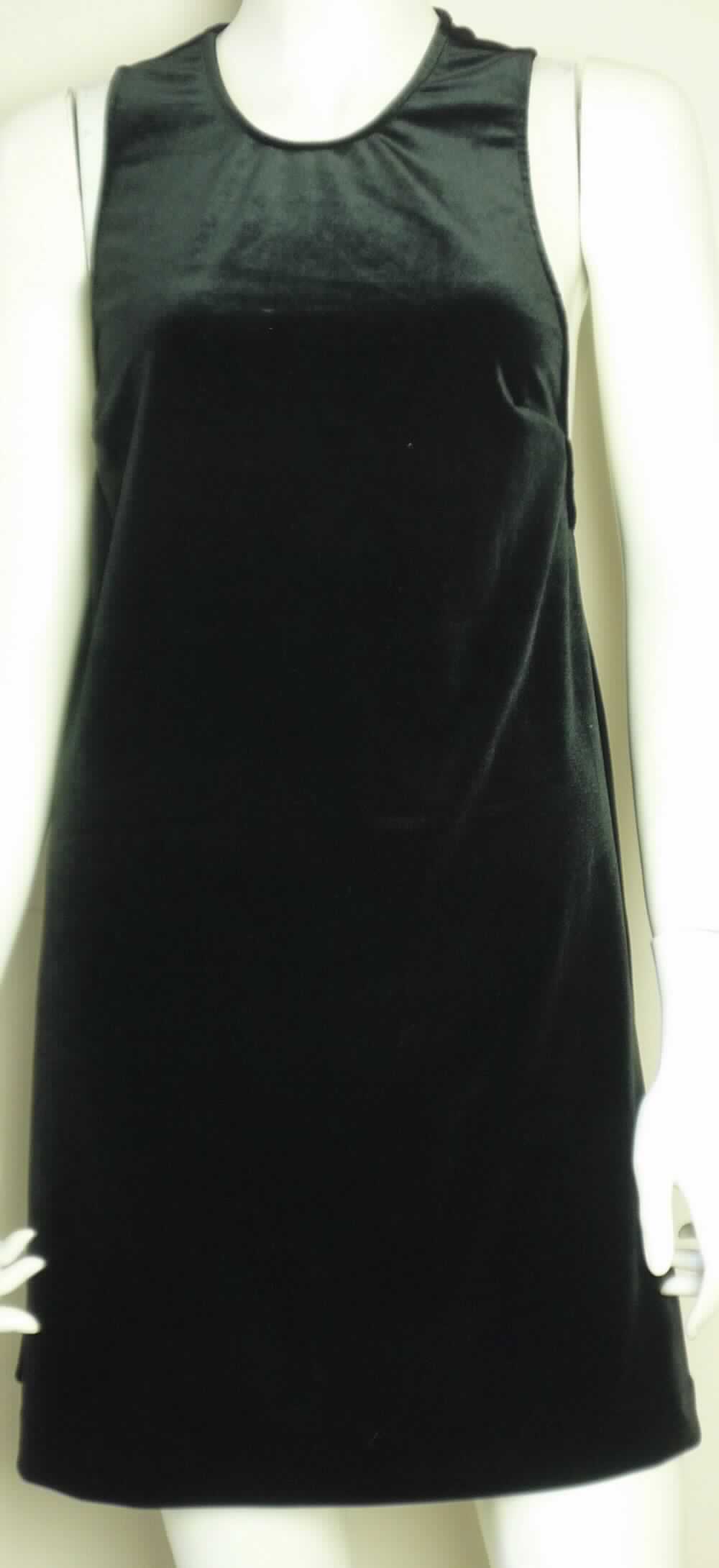 Kleid, sog. Strick Minikleid, Art. RSAVV3209, Größe XS, Foto siehe Anlage,
- aus ca. 1,1 mm dicken, einfarbigen Samtgewirken mit einem Grund und einem Flor aus 100 % synthetischen 
  Chemiefasern (laut Antrag: 90 % Polyester und 10 % Elasthan), 
- über den Schritt reichend (Rückenlänge: ca. 82 cm),
- mit einem runden Halsausschnitt, hinten mit einer Öffnung mit Knopfverschluss,
- vorn ohne Öffnung und ohne Verschluss,
- ärmellos,
- am unteren Rand durch Umschlagen und Festnähen gesäumt,
- kann aufgrund der Länge ohne ein weiteres, den Unterkörper bedeckendes Kleidungsstück getragen werden.

"Kleid, aus Gewirken, für Frauen, aus synthetischen Chemiefasern"