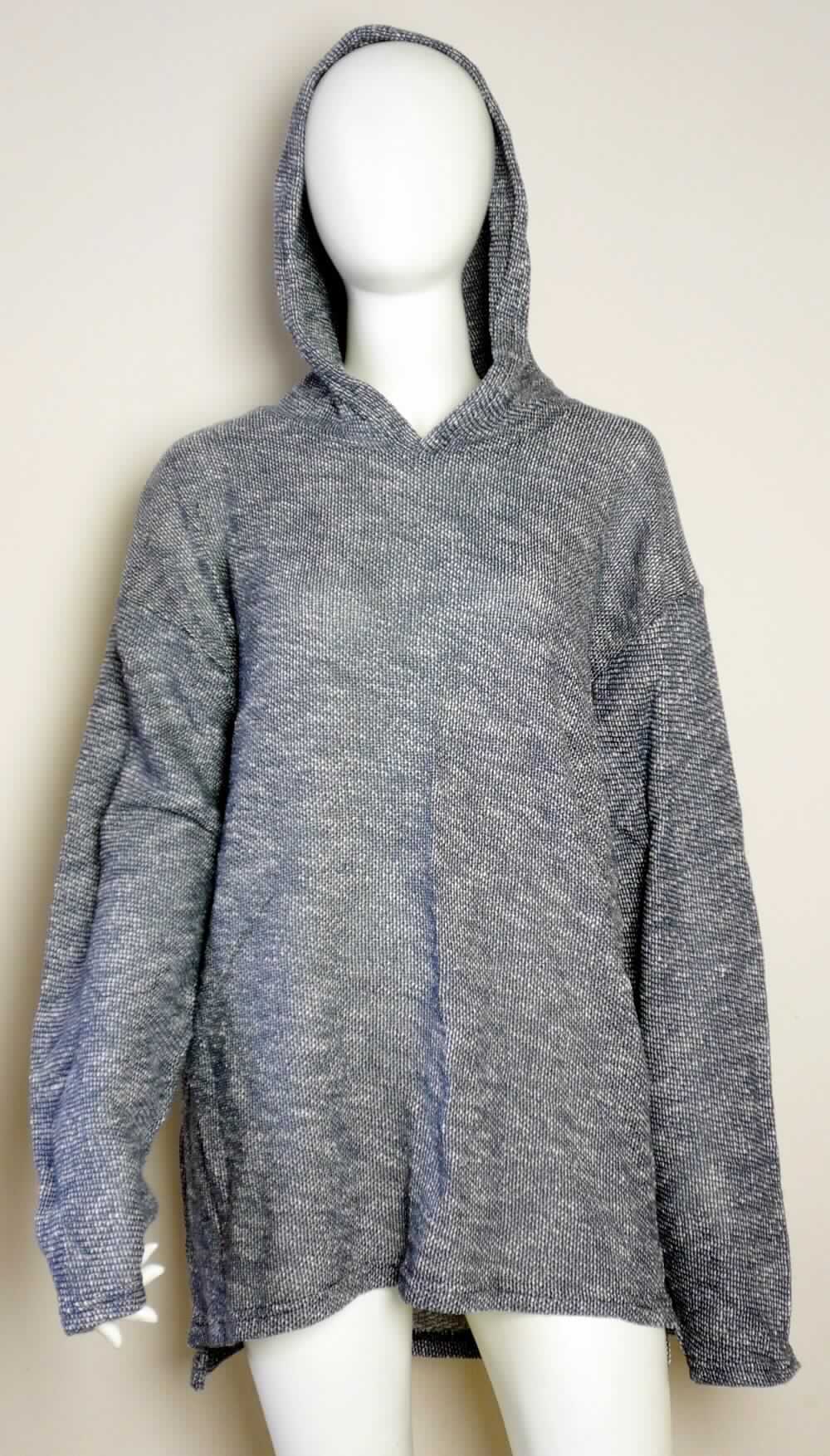 Pulloverähnliches Kleidungsstück, sog. Strick Pullover, Art. RSA0435, Größe XS/S, Foto siehe Anlage,
- aus ca. 1,4 mm dicken, buntgewirkten Gewirken aus laut Antrag 75 % Baumwolle und 25 % Acryl (synthetische
  Chemiefasern); u. a. aufgrund der Gewirkedicke kein Unterziehpulli,
- über die Taille reichend (Rückenlänge: ca. 76 cm), vorn bis zu 5 cm kürzer gearbeitet,
- mit einer Kapuze, deren Ränder vorn von links auf rechts überlappen (Männerkleidung),
- ohne Öffnung und ohne Verschluss,
- mit langen Ärmeln, 
- am unteren Rand durch Umschlagen und Festnähen gesäumt.

"Pulloverähnliches Kleidungsstück, aus Gewirken, aus Baumwolle, kein Unterziehpulli, für Männer"