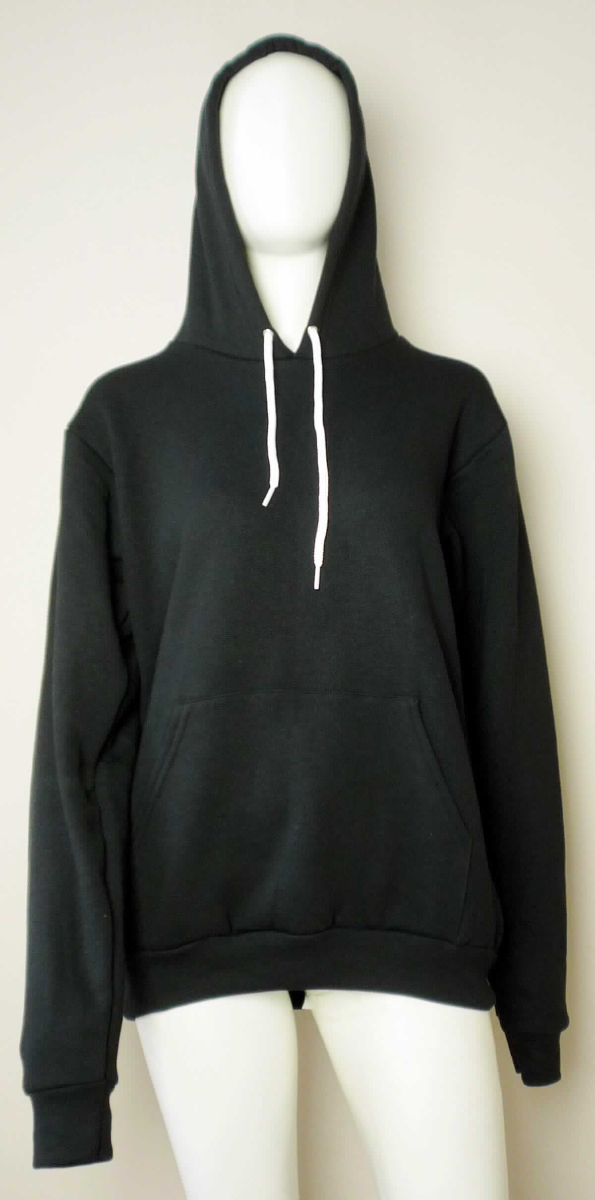 Blousonähnliches Kleidungsstück, sog. Strick Fleece Kapuzenpullover, Art. F498, Größe M, Foto siehe Anlage,
- aus ca. 1,6 mm dicken, einfarbigen, einseitig (Innenseite) gerauten Gewirken aus laut Antrag 50 % Polyester 
  (synthetische Chemiefasern) und 50 % Baumwolle,
- über die Taille reichend (Rückenlänge: ca. 63 cm),
- mit einer Kapuze mit Kordelzug und einer Überlappung der Kapuzenränder von links über rechts 
  (Männerkleidung),
- ohne Öffnung und ohne Verschluss,
- mit langen Ärmeln, die über den unteren Rand des Kleidungsstücks hinausreichen; an den Ärmelenden
  mit angesetzten, verengenden Bündchen,
- mit einer aufgesetzten Tasche (sog. Kängurutasche) unterhalb der Taille,
- am unteren Rand mit einem angesetzten, leicht verengenden Bund,
- erfüllt die Merkmale zur Einreihung als blousonähnliches Kleidungsstück, somit keine Ware der Position 6110.

"Blousonähnliches Kleidungsstück, aus Gewirken, für Männer, aus Chemiefasern"