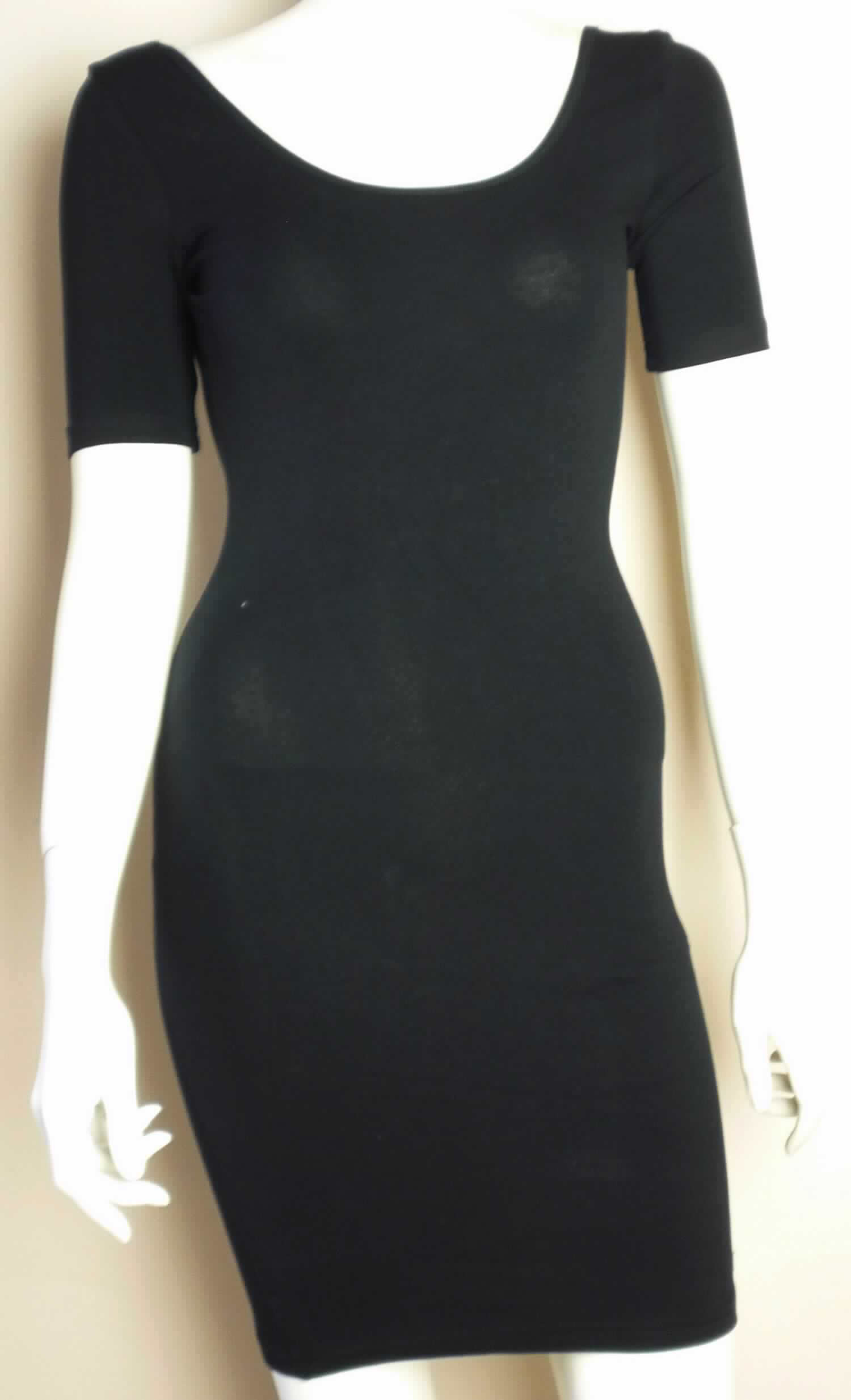 Kleid, sog. Strick Kleid, Art. RSA8340, Größe M, Foto siehe Anlage,
- aus ca. 0,5 mm dicken, einfarbigen Gewirken aus lt. Antrag 95 % Baumwolle und 5 % Elasthan (synthetische 
  Chemiefasern), 
- über den Schritt reichend (Rückenlänge: ca. 81 cm),
- mit einem runden Halsausschnitt, 
- ohne Öffnung und ohne Verschluss,
- mit kurzen Ärmeln
- am unteren Rand durch Umschlagen und Festnähen gesäumt,
- kann aufgrund der Länge ohne ein weiteres, den Unterkörper bedeckendes Kleidungsstück getragen werden.

"Kleid, aus Gewirken, für Frauen, aus Baumwolle"