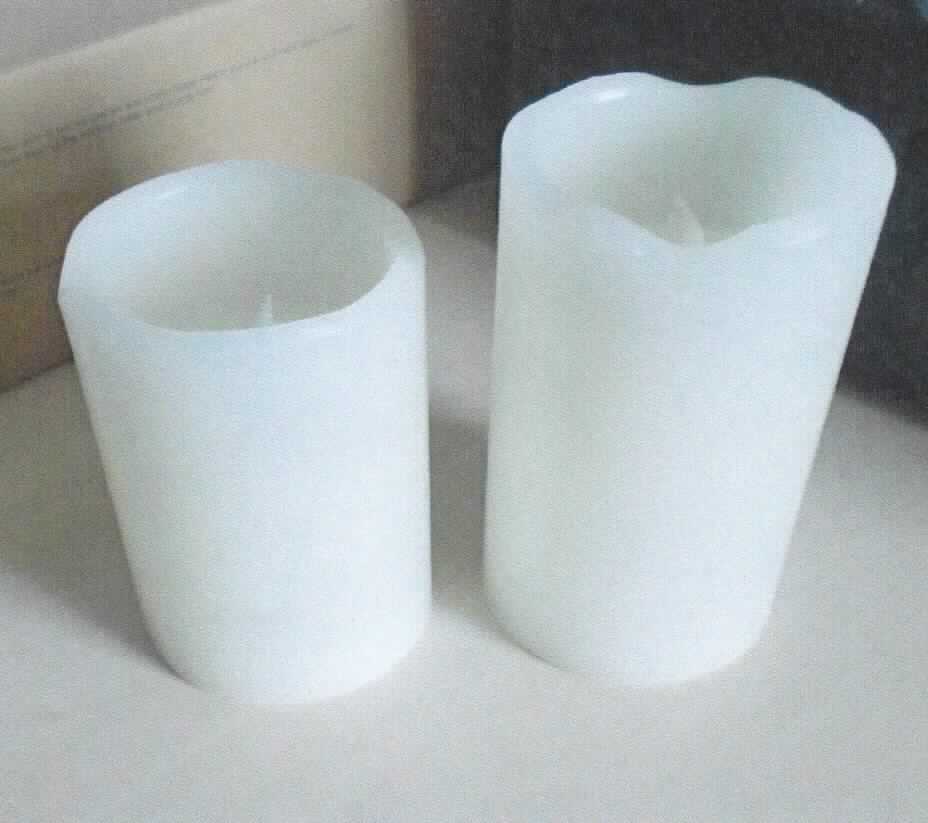 Bei den sog. "Echtwachskerzen, Art. 82699" handelt es sich um zwei, ca. 12 cm bzw. 14 cm hohe, zusammengesetzte Waren, jeweils im Wesentlichen bestehend aus einem zylindrischen, cremefarbenen Wachskörper und einem Beleuchtungskörper, aus einer im oberen Drittel unter einer Flammenimitation eingesetzten Leuchtdiode, die über eine Batterie, die im Boden des Wachskörpers in einem Fach mit Ein-/Ausschalter eingesetzt ist, mit Strom versorgt wird.
Hinweise auf eine Handfertigung liegen nicht vor.
Zusammengesetzt stellt die Ware einen Ziergegenstand dar, dessen dekorative Wirkung durch das Licht der Leuchtdiode, welches den Wachskörper von innen erhellt, erhöht wird.
Der Wachskörper ist hinsichtlich des Umfangs und der Bedeutung für die Verwendung charakterbestimmend.

Die beschriebene Ware ist als "geformte Ware aus Wachs, anderweit weder genannt noch inbegriffen, nicht handgearbeitet" einzureihen.