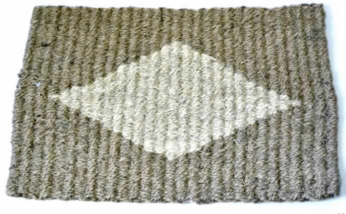 Fußbodenbelag (Fußabtreter), sog. Fußmatte, Foto siehe Anlage,
- rechteckig; in den Abmessungen: ca. 60 cm x 40 cm,
- mit einer Dicke von 1,6 cm,
- lt. Untersuchungsergebnis: 
-- gewebt aus Kokos (Spinnstoff; kein Flechtstoff),
-- kein Kelim, Sumak, Karamanie oder denen ähnlicher handgewebter Teppich,
-- weder getuftet noch beflockt,	
- die Ware weist aufgrund seiner Dicke, Steifheit und Widerstandsfähigkeit die
  charakteristischen Merkmale eines Fußbodenbelags auf.

"Fußbodenbelag, aus Spinnstoffen, gewebt, weder getuftet noch beflockt, kein Kelim, Sumak,
 Karamanie und ähnliche handgewebte Teppiche, aus Kokosfasern"