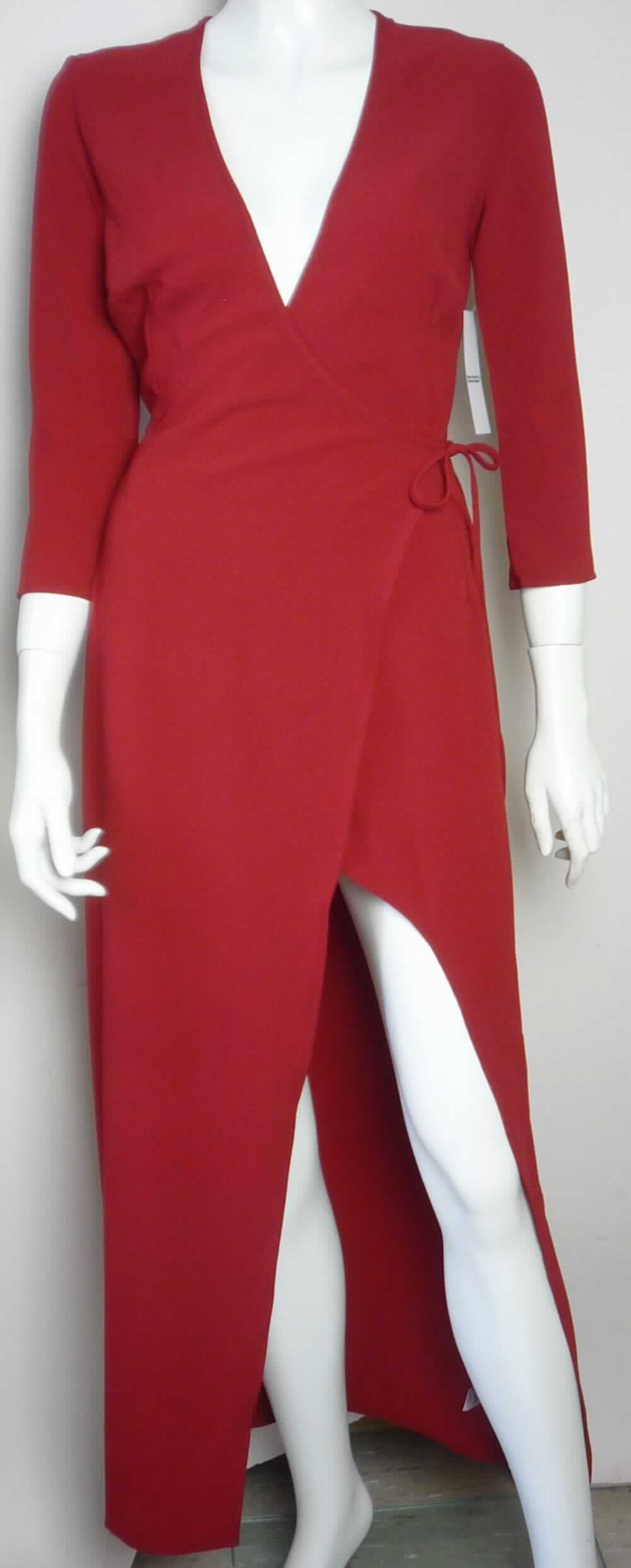 Kleid, Art. RSACRP3150, Größe S, Foto siehe Anlage,
- aus ca. 0,6 mm dicken, einfarbigen Geweben aus laut Antrag 95 % Polyester und 5 % Elasthan (beides 
  synthetische Chemiefasern),
- bis zu den Knöcheln reichend (Rückenlänge: ca. 137 cm), 
- mit einem V-förmigen Halsausschnitt,
- mit asymmetrisch angeordneten Vorderteilen, bei denen die Randeinfassungen in lange Bindebänder fortgeführt 
  werden, das linke Bindeband wird durch eine Öffnung in der rechten Seitennaht gezogen und so mit dem
  rechten Bindeband verknotet, dass die Vorderteile in der Art eines Wickelkleidungsstücks großflächig von rechts 
  auf links überlappen,
- mit 3/4 langen Ärmeln,
- am unteren Rand durch Umschlagen und Festnähen gesäumt,
- kann ohne ein weiteres, den Unterkörper bedeckendes Kleidungsstück getragen werden.

"Kleid, aus Geweben, für Frauen, aus synthetischen Chemiefasern"