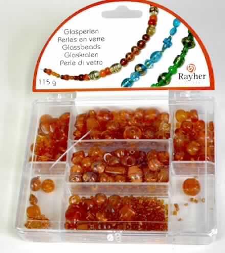 Glasperlen, sog. "Glasperlen-Box Orange", siehe Foto, 
- verschiedenartige (rund, oval, herzförmig, länglich) orangefarbene massive Perlen aus Glas, 
- mit einem Durchmesser von ca. 3 bzw. 15 mm, 
- entlang der Mittelachse vollständig durchbohrt,
- nicht geschliffen (keine Facetten), 
- keine Nachahmung von echten Perlen, da die Glasperle diesen nach der Farbe nicht ähnelt,
- keine Nachahmung von Edel- oder Schmucksteinen, 
- zum Herstellen von Halsketten u.ä. bestimmt, 
- nicht handgearbeitet,
- in einem zur Verpackung dieser Waren üblichen Kästchen aus Kunststoff verpackt.

"Glasperlen, nicht geschliffen und mechanisch poliert, nicht handgearbeitet"