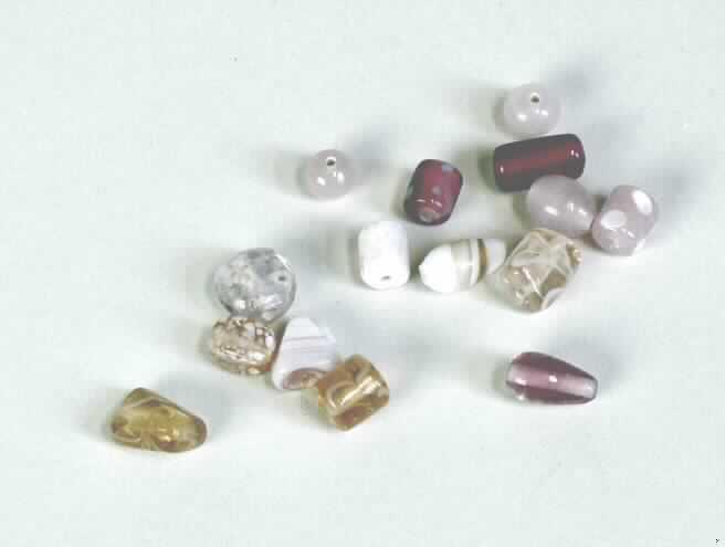 Glasperlen, sog. "Schmuckglasperlen", siehe Foto, 
- verschiedenartige (rund, oval, länglich) überwiegend rosafarbene massive Perlen aus Glas, 
- mit einem Durchmesser von ca. 6 bzw. 10 mm, 
- entlang der Mittelachse vollständig durchbohrt,
- nicht geschliffen (keine Facetten), 
- keine Nachahmung von echten Perlen, da die Glasperle diesen nach der Farbe nicht ähnelt,
- keine Nachahmung von Edel- oder Schmucksteinen, 
- zum Herstellen von Halsketten u.ä. bestimmt, 
- nicht handgearbeitet,
- in einer zur Verpackung dieser Waren üblichen Tüte aus Kunststoff verpackt.

"Glasperlen, nicht geschliffen und mechanisch poliert, nicht handgearbeitet"