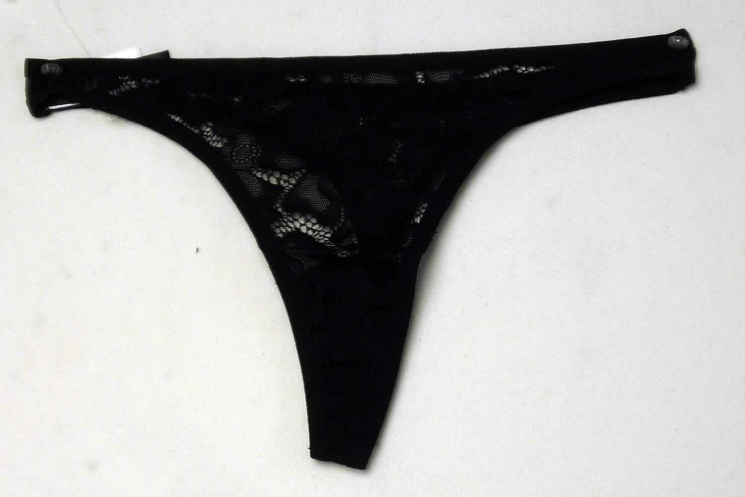 Slip, sog. Nylon Strick Spitzenhöschen, Art. RSALS333, Größe M, Foto siehe Anlage,
- aus ca. 0,5 mm dicken, einfarbigen, musterbildend durchbrochen gearbeiteten Gewirken (sog. Raschelspitze)
  aus laut Antrag 95 % Nylon und 5 % Elasthan (beides synthetische Chemiefasern),
- als Tangaslip gearbeitet, an allen Rändern mit aufgenähten elastischen Bändern aus Geweben aus Spinnstoffen,
- ohne Öffnung und ohne Verschluss,
- aufgrund des Schnitts eindeutig als Frauenkleidung erkennbar,
- mit hohen Beinausschnitten,
- im Schritt mit einer Hygieneeinlage ausgestattet.

"Slip, aus Gewirken, für Frauen, aus Chemiefasern"