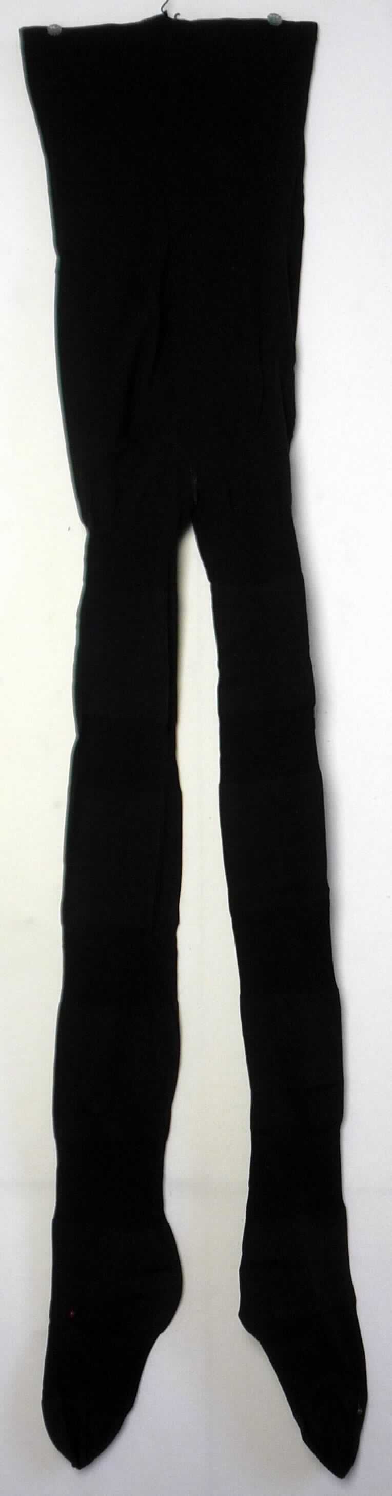 Strumpfhose, Art. RSAPHSS, Größe XS / S, Foto siehe Anlage,
- in einem bedruckten Polybeutel verpackt,
- aus ca. 0,4 mm dicken, einfarbigen Gewirken aus lt. Antrag 90 % Nylon und 10 % Elasthan (beides 
  synthetische Chemiefasern); lt. Antrag mit einem Titer der einfachen Garne von weniger als 67 dtex,
- in der Taille abschließend; mit einem ca. 4 cm breiten, doppelt gearbeiteten, elastischen Bund, 
- mit Zwickel,
- im Strumpfbereich nahtlos gewirkt; mit Fußteil mit ausgearbeitete Ferse,
- ohne degressive Kompression.

"Strumpfhose, andere als solche mit degressiver Kompression, aus Gewirken, aus synthetischen Chemiefasern,
 mit einem Titer der einfachen Garne von weniger als 67 dtex"