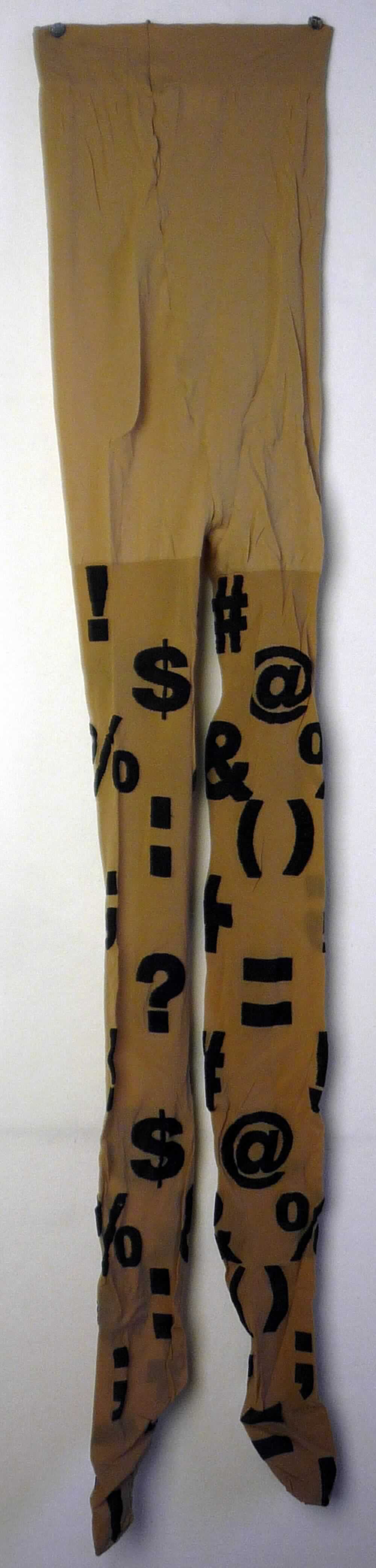Strumpfhose, Art. RSAPHHSH, Größe M / L, Foto siehe Anlage,
- in einem bedruckten Polybeutel verpackt,
- aus ca. 0,4 mm dicken, buntgewirkten Gewirken aus lt. Antrag 90 % Nylon und 10 % Elasthan (beides 
  synthetische Chemiefasern); lt. Antrag mit einem Titer der einfachen Garne von weniger als 67 dtex,
- in der Taille abschließend; mit einem ca. 4 cm breiten, doppelt gearbeiteten, elastischen Bund, 
- mit Zwickel,
- im Strumpfbereich nahtlos gewirkt; mit Fußteil ohne ausgearbeitete Ferse,
- ohne degressive Kompression.

"Strumpfhose, andere als solche mit degressiver Kompression, aus Gewirken, aus synthetischen Chemiefasern,
 mit einem Titer der einfachen Garne von weniger als 67 dtex"