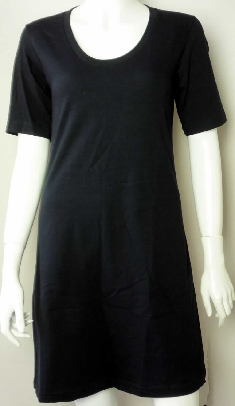 Kleid, sog. Strick Kleid, Art. RSA2314, Größe M, Foto siehe Anlage,
- aus ca. 0,6 mm dicken, einfarbigen Gewirken aus laut Antrag 100 % Baumwolle,
- über den halben Oberschenkel reichend (Rückenlänge: ca. 87 cm),
- mit einem runden Ausschnitt,
- ohne Öffnung und ohne Verschluss,
- mit kurzen Ärmeln,
- am unteren Rand durch Umschlagen und Festnähen gesäumt,
- kann ohne ein weiteres, den Unterkörper bedeckendes Kleidungsstück getragen werden. 

"Kleid, aus Gewirken, für Frauen, aus Baumwolle"