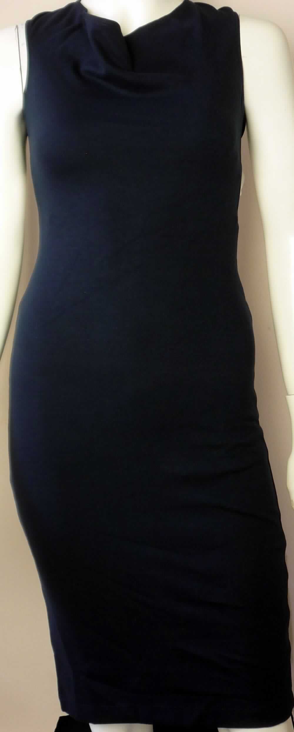 Kleid, Art. RSAPO313, Größe M, Foto siehe Anlage,
- aus ca. 1 mm dicken, einfarbigen Gewirken aus laut Antrag 60 % Viskose (künstliche Chemiefasern),
  35 % Nylon und 5 % Elasthan (beides synthetische Chemiefasern), 
- über den halben Oberschenkel reichend (Rückenlänge: ca. 100 cm),
- mit einem runden Halsausschnitt,
- mit ca. 8 cm breiten Schulterträgern, die sich im oberen Rückenbereich kreuzen,
- ohne Öffnung und ohne Verschluss,
- am unteren Rand durch Umschlagen und Festnähen gesäumt; hinten mit einem ca. 17 cm hochreichenden Schlitz,
- kann aufgrund der Länge ohne ein weiteres, den Unterkörper bedeckendes Kleidungsstück getragen werden.

"Kleid, aus Gewirken, für Frauen, aus künstlichen Chemiefasern"