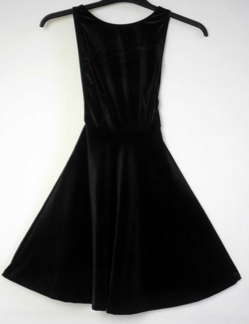 Kleid, sog. Minikleid, Art. RSAVVV3214, Größe XS, Foto siehe Anlage,
- aus ca. 1,1 mm dicken, einfarbigen Samtgewirken mit einem Grund und einem Flor aus 100 % synthetischen 
  Chemiefasern (laut Antrag: 90 % Polyester und 10 % Elasthan), 
- über den Schritt reichend (Rückenlänge: ca. 81 cm),
- mit einem runden Halsausschnitt,
- vorn ohne Öffnung und ohne Verschluss,
- ärmellos,
- am unteren Rand durch Umschlagen und Festnähen gesäumt,
- kann aufgrund der Länge ohne ein weiteres, den Unterkörper bedeckendes Kleidungsstück getragen werden.

"Kleid, aus Gewirken, für Frauen, aus synthetischen Chemiefasern"