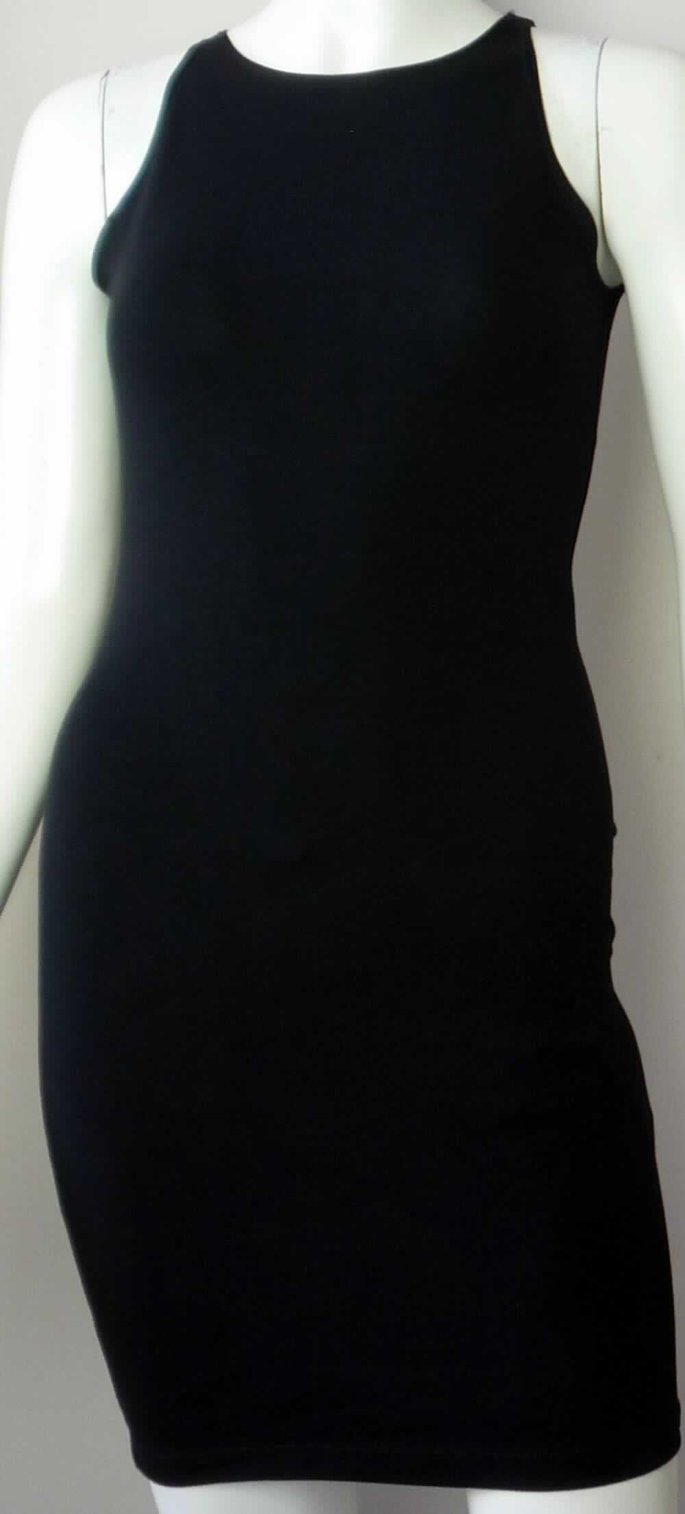 Kleid, sog. Minikleid, Art. RSA8383, Größe M, Foto siehe Anlage,
- aus ca. 0,7 mm dicken, einfarbigen Gewirken aus lt. Antrag 95 % Baumwolle und 5 % Elasthan (synthetische 
  Chemiefasern), 
- über den Schritt reichend (Rückenlänge: ca. 81 cm),
- mit einem runden Halsausschnitt, 
- ohne Öffnung und ohne Verschluss,
- ärmellos,
- am unteren Rand durch Umschlagen und Festnähen gesäumt,
- kann aufgrund der Länge ohne ein weiteres, den Unterkörper bedeckendes Kleidungsstück getragen werden.

"Kleid, aus Gewirken, für Frauen, aus Baumwolle"