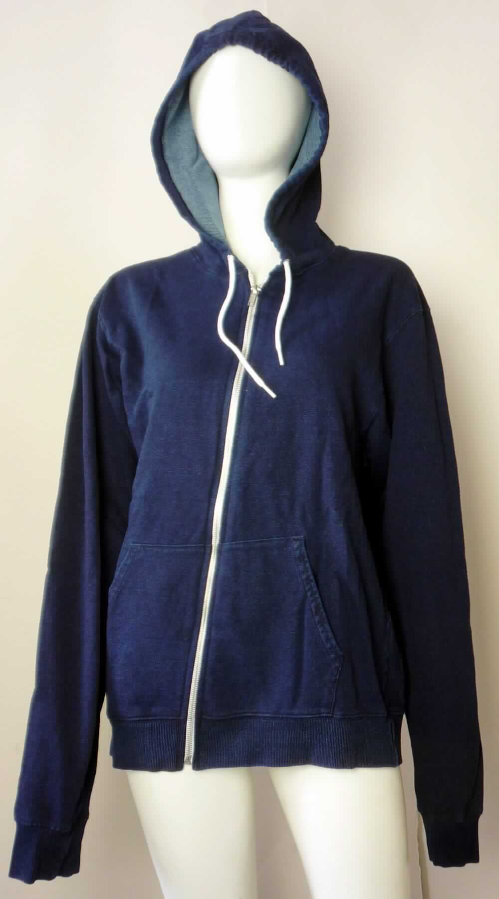 Blouson, sog. Kapuzenpulli, Art. RSAHIT497, Größe M, Foto siehe Anlage,
- aus ca. 1,1 mm dicken, buntgewirkten Gewirken (melierte Garne) aus laut Antrag 100 % Baumwolle,
- über die Taille reichend (Rückenlänge: ca. 66 cm),
- mit einer Kapuze mit Kordelzug,
- vorn mit einer durchgehenden Öffnung mit Reißverschluss,
- ohne Hinweise auf den Trägerkreis (unisex),
- mit langen Ärmeln, die über den unteren Rand des Kleidungsstücks hinausreichen; an den Ärmelenden
  mit angesetzten, verengenden Bündchen,
- mit zwei aufgesetzten Taschen (sog. Kängurutaschen) unterhalb der Taille,
- am unteren Rand mit einem angesetzten, leicht verengenden Bund,
- erfüllt die Merkmale zur Einreihung als Blouson, somit keine Ware der Position 6110.

"Blouson, aus Gewirken, für Frauen, aus Baumwolle"