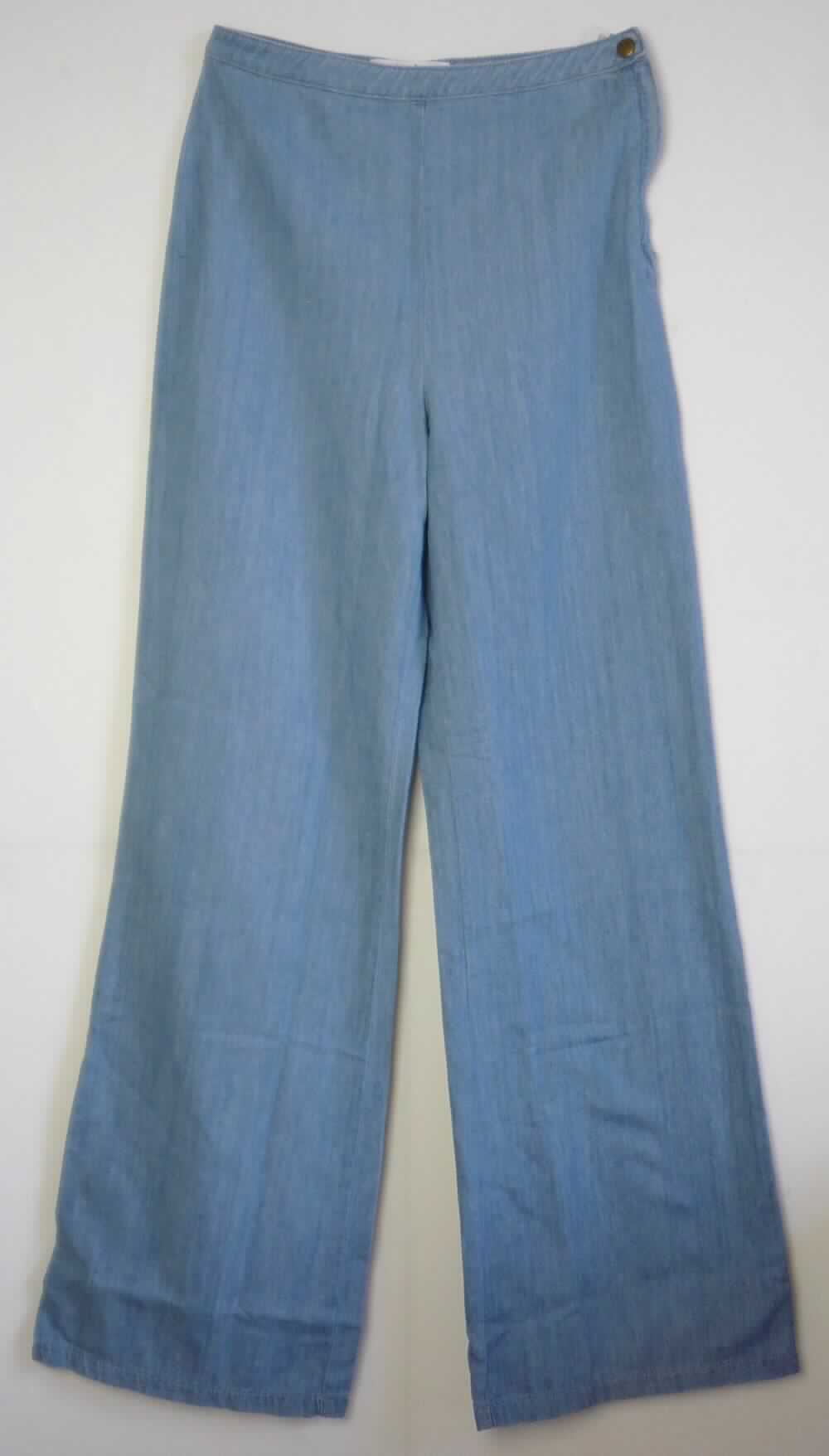 Lange Hose, sog. Jeanshose, Art. RSADM3157, Größe S, Foto siehe Anlage,
- aus ca. 0,6 mm dicken, buntgewebten Denimgeweben aus laut Antrag 100 % Baumwolle,
- in der Taille abschließend, mit einem angesetzten, ca. 3 cm breiten Bund,
- seitlich mit einer Öffnung mit Reißverschluss und im Bund mit einem Drucknopfverschluss von rechts über links 
  (Frauenkleidung),
- mit knöchellangen Hosenbeinen,
- an den Beinabschlüssen durch Umschlagen und Festnähen gesäumt,
- keine Arbeits- und Berufskleidung.

"Lange Hose, aus Geweben, für Frauen, aus Baumwolle, keine Arbeits- und Berufskleidung, aus Denim, nicht nach
 dem Batik-Verfahren handbedruckt"