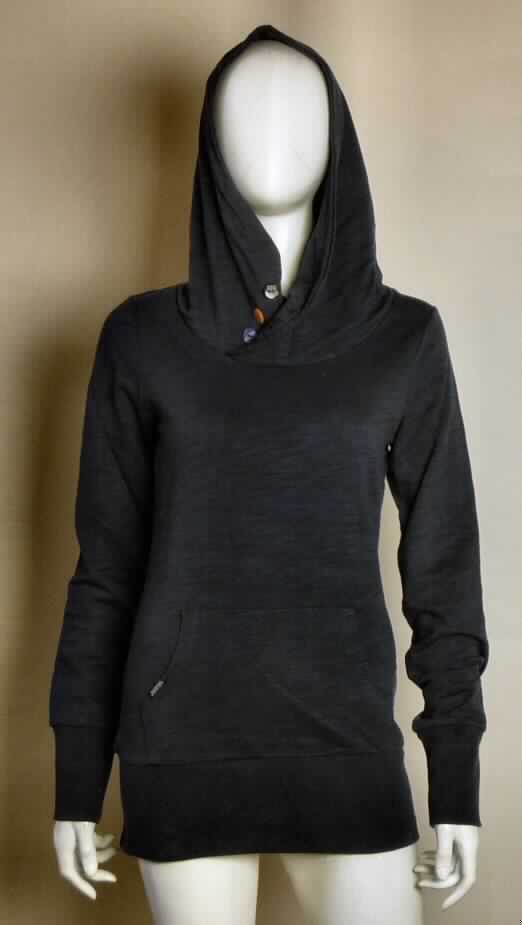 Pulloverähnliches Kleidungsstück, sog. Hooded Sweatshirt Chelsea, Art. RW20520508, Größe S, Foto siehe Anlage,
- aus ca. 0,8 mm dicken, einfarbigen, einseitig (innen) gerauten Gewirken aus laut Antrag 80 % Baumwolle % und 
  20 % Polyester (synthetische Chemiefasern), 
- über die Taille reichend (Rückenlänge: ca. 67 cm),
- mit einer angesetzten, doppelt gearbeiteten Kapuze mit einem Knopfverschluss von links über 
  rechts (Männerkleidung), die den Hals wie ein pullovertypischer hoher Kragen umschließt,
- ohne Öffnung und Verschluss am Halsausschnitt,
- mit langen Ärmeln, an den Ärmelenden mit angesetzten, leicht verengenden Bündchen,
- vorn mit einer aufgesetzten Tasche (sog. Kängurutasche) unterhalb der Taille,
- am unteren Rand mit einem angesetzten, etwa 10,5 cm breiten, nicht verengenden Bund.

"Pulloverähnliches Kleidungsstück aus Gewirken, aus Baumwolle, kein Unterziehpulli, für Männer"