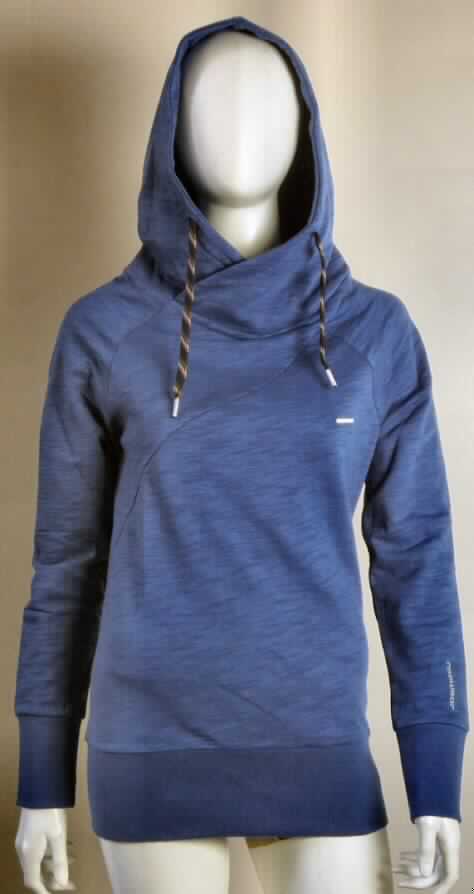 Blousonähnliches Kleidungsstück, sog. Hooded Sweatshirt Yoda Force, Art. RW20520507, Größe S, Foto siehe Anlage,
- aus ca. 0,9 mm dicken, buntgewirkten, einseitig (innen) gerauten Gewirken aus laut Antrag 80 % Baumwolle
  und 20 % Polyester (synthetische Chemiefasern),
- über die Taille reichend (Rückenlänge: ca. 65 cm),
- mit einer angesetzten, doppelt gearbeiteten Kapuze mit Tunnelzug, vorn im Kapuzenansatz mit einer Überlappung
  von links über rechts (Männerkleidung),
- mit langen Ärmeln, die mit verengenden Bündchen ausgestattet sind und über den unteren Rand
  des Kleidungsstücks hinausreichen, 
- am unteren Rand mit einem etwa 10 cm breiten, angesetzten, verengenden Bund,
- erfüllt die Merkmale zur Einreihung als Blousonähnliches Kleidungsstück, damit kein Kleidungsstück der 
  Position 6110.

"Blousonähnliches Kleidungsstück aus Gewirken, für Männer, aus Baumwolle"