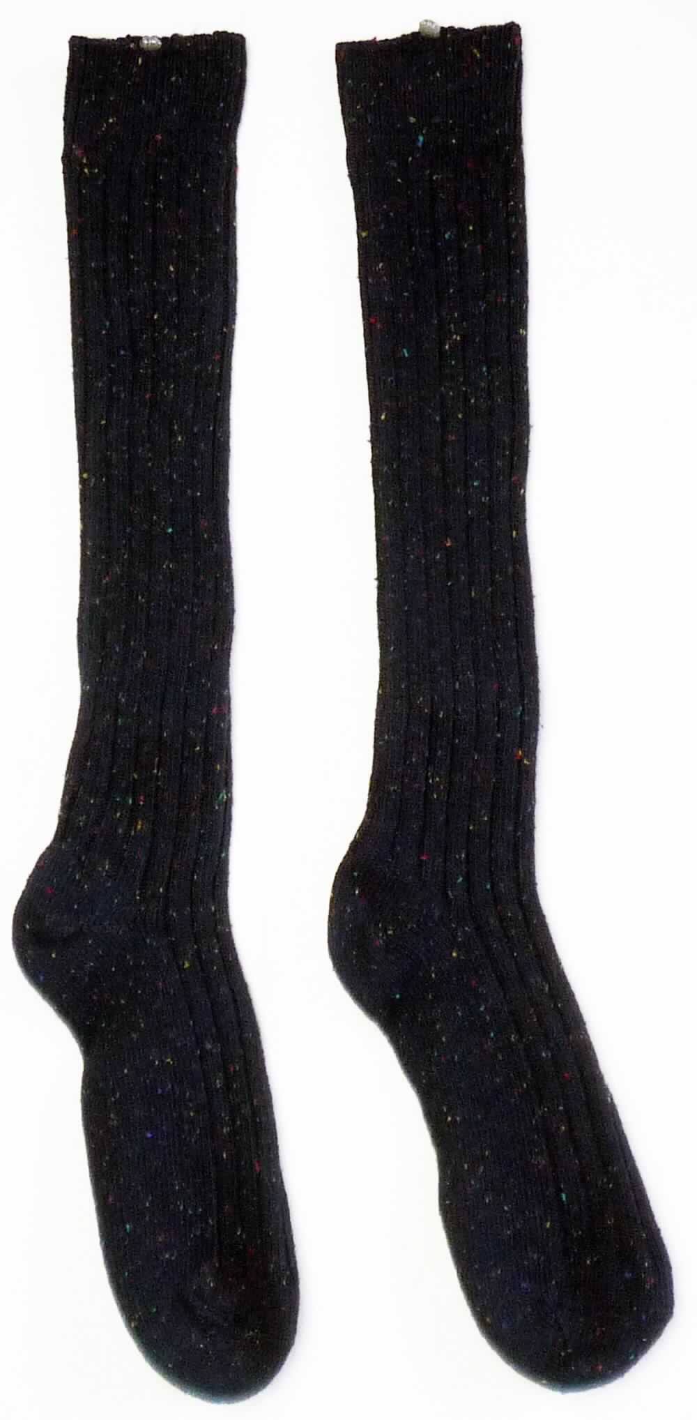 Kniestrümpfe, sog. Strick Socken, Art. RSASKLR, in Erwachsenengröße, Foto siehe Anlage,
- paarweise auf eine bedruckte Pappkarte aufgebracht,
- aus bis zu 3,1 mm dicken, buntgewirkten Gewirken aus laut Antrag 80 % Baumwolle, 15 % Nylon und 
  5 % Elasthan (beides synthetische Chemiefasern); mit einem Titer der einfachen Garne von augenscheinlich 
  mehr als 67 dtex, 
- schlauchförmig abgepasst gewirkt und an den Fußspitzen durch Zusammennähen konfektioniert; mit 
  ausgearbeiteter Ferse, 
- am oberen Rand mit einem elastischen Abschluss, 
- die Waden bedeckend, bis fast zum Knie reichend,
- ohne degressive Kompression.

"Kniestrümpfe aus Gewirken, andere als solche mit degressiver Kompression, mit einem Titer der einfachen 
 Garne von mehr als 67 dtex, aus Baumwolle"
