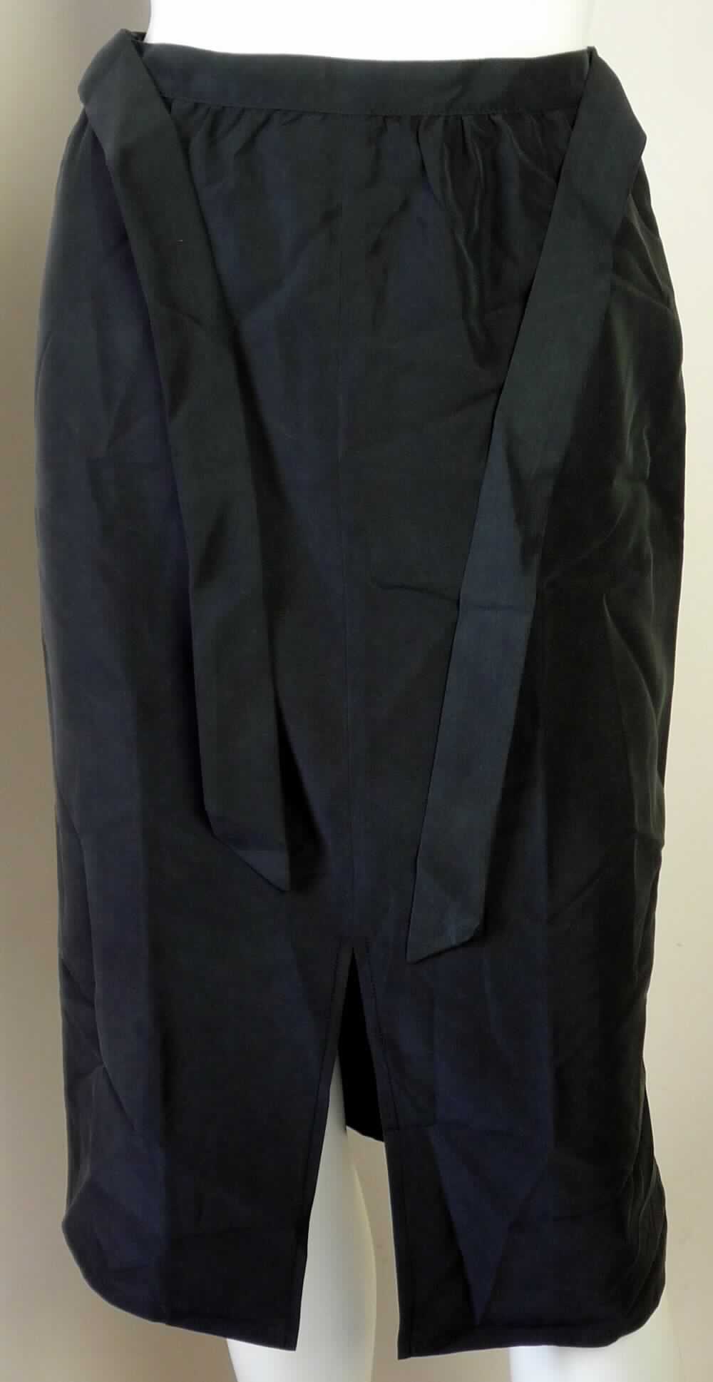 Rock, Art. RSAMOS3122, Größe XS, Foto siehe Anlage,
- aus ca. 0,3 mm dicken, einfarbigen Geweben aus lt. Antrag 72 % Modal (künstliche Chemiefasern) und 
  28 % Polyester (synthetische Chemiefasern),
- bis über die Knie reichend (Seitenlänge: ca. 68 cm),
- in der Taille abschließend, mit einem ca. 3 cm breiten, angesetzten Bund; seitlich zusätzlich mit zwei 
  Bindebändern versehen,
- hinten mit einer ca. 19 cm langen Öffnung mit Reißverschluss und einem Knopfverschluss im Bund, 
- mit ca. 25 cm hochreichenden Schlitz ausgestattet, 
- am unteren Rand durch Umschlagen und Festnähen gesäumt; hinten mit einem ca. 25 cm hochreichenden 
  Schlitz ausgestattet, 
- kann ohne ein weiteres, den Unterkörper bedeckendes Kleidungsstück getragen werden,
- aufgrund des verwendeten Flächenerzeugnisses keine Ware des Kapitels 61.

"Rock aus Geweben, für Frauen, aus künstlichen Chemiefasern, nicht nach dem Batikverfahren handbedruckt"