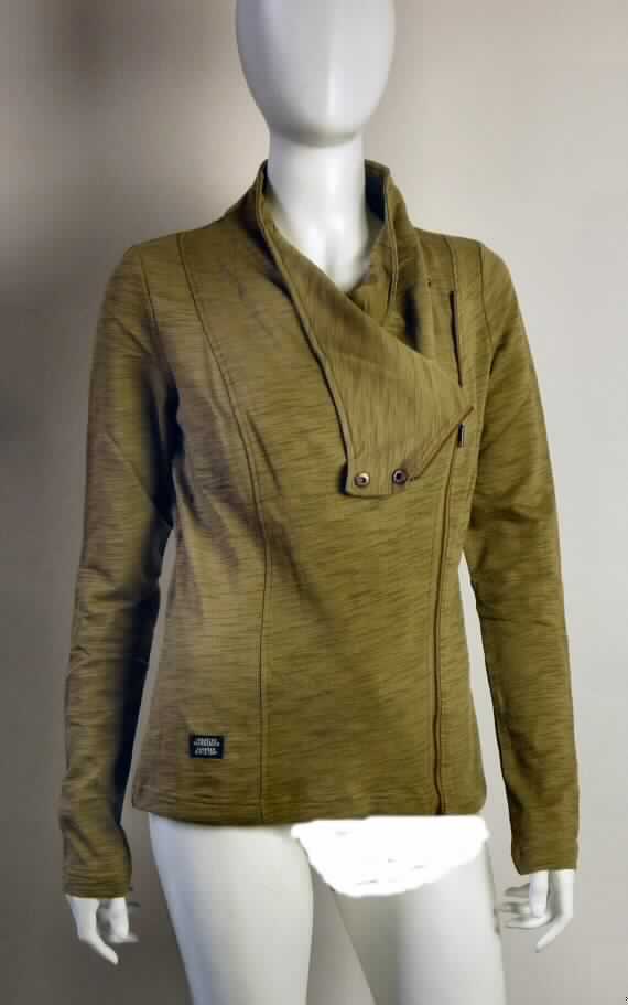 Jacke, sog. Pullover, Sweatshirt Rockabilly, Art. RW20520509, Größe S, Foto siehe Anlage,
- aus etwa 1,2 mm dicken, buntgewirkten Gewirken (melierte Garne) aus laut Antrag 80 % Baumwolle und 
  20 % Polyester (synthetische Chemiefasern),
- ungefüttert,
- über die Taille reichend (Rückenlänge: etwa 60 cm),
- mit einem kurzen Stehkragen, mit Druckknopfverschluss von rechts über links (Frauenkleidung),
- vorn mit einer schräg geschnittenen, durchgehenden Öffnung mit Reißverschluss und breitem Untertritt 
  (somit kein Pullover),
- mit langen Ärmeln,
- in Längsbahnen und mit Schultersattel gearbeitet, 
- am unteren Rand durch Umschlagen und Festnähen gesäumt,
- kennzeichnet sich aufgrund des allgemeinen Aussehens, der Ausstattung (mit breitem Untertritt, Schultersattel
  und Bahnenschnitt) und einer gewissen Formfestigkeit als Jacke, somit keine Ware der Position 6110.

"Jacke, aus Gewirken, aus Baumwolle, für Frauen"