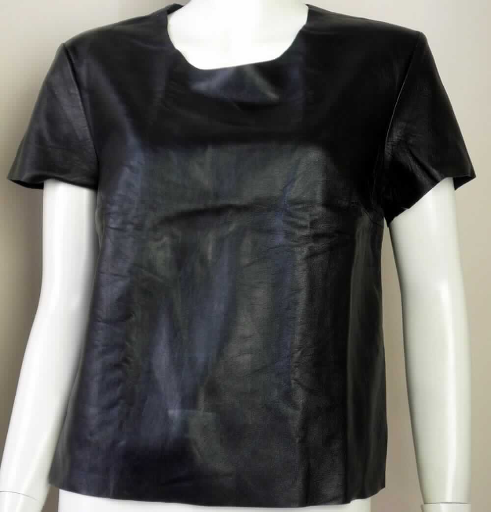 Kleidung aus Leder, sog. RSALH305, Lammleder T-Shirt, Foto siehe Anlage,
- vollständig aus Leder (laut Antrag Lammleder), 
- Oberteil, in Art eines T-Shirts gearbeitet,
- mit kurzen Ärmeln,
- mit einem runden Halsausschnitt,
- an einer Seite mit einem vom unteren Rand ca. 24 cm hoch reichenden Reißverschluss,
- ungefüttert.

"Kleidung, aus Leder"