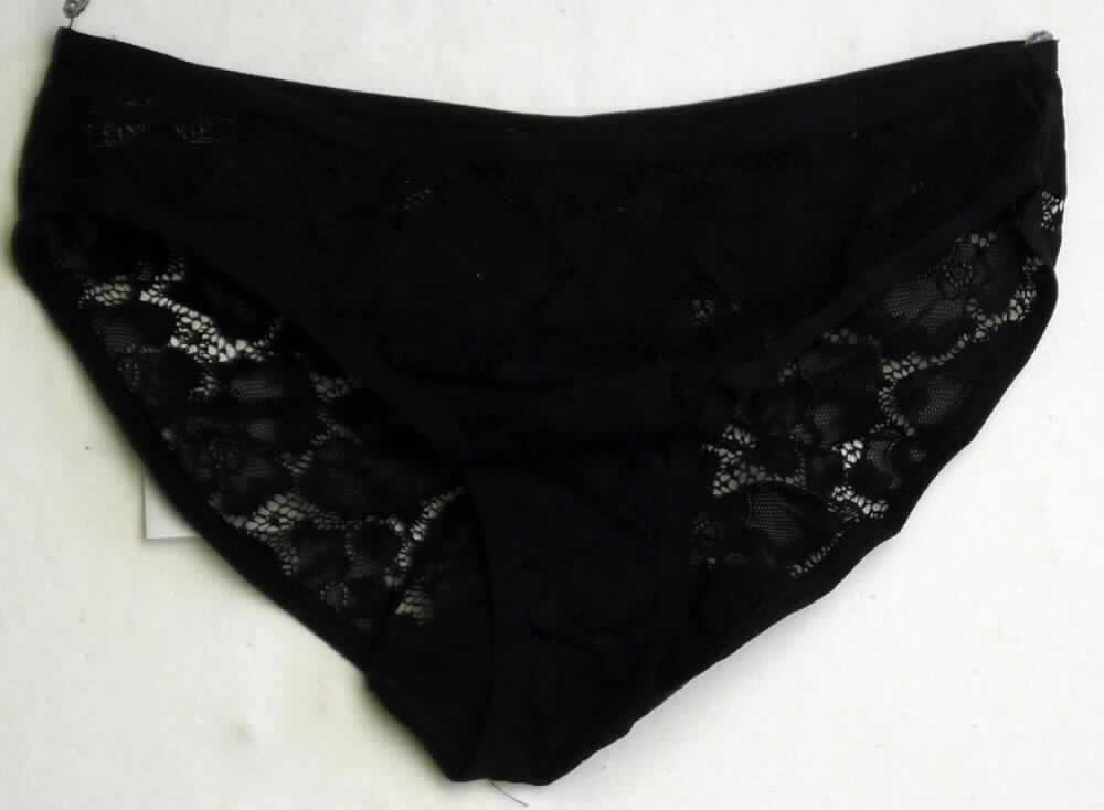 Slip, sog. Spitzenhöschen, Art. RSALS326, Größe M, Foto siehe Anlage,
- aus ca. 0,5 mm dicken, einfarbigen, musterbildend durchbrochen gearbeiteten Gewirken (sog. Raschelspitze)
  aus laut Antrag 95 % Nylon und 5 % Elasthan (beides synthetische Chemiefasern),
- als Hüftslip gearbeitet, an allen Rändern mit aufgenähten, elastischen Bändern aus Geweben aus Spinnstoffen,
- ohne Öffnung und ohne Verschluss,
- aufgrund des Schnitts eindeutig als Frauenkleidung erkennbar,
- mit hohen Beinausschnitten,
- im Schritt mit einer Hygieneeinlage ausgestattet.

"Slip, aus Gewirken, für Frauen, aus Chemiefasern"